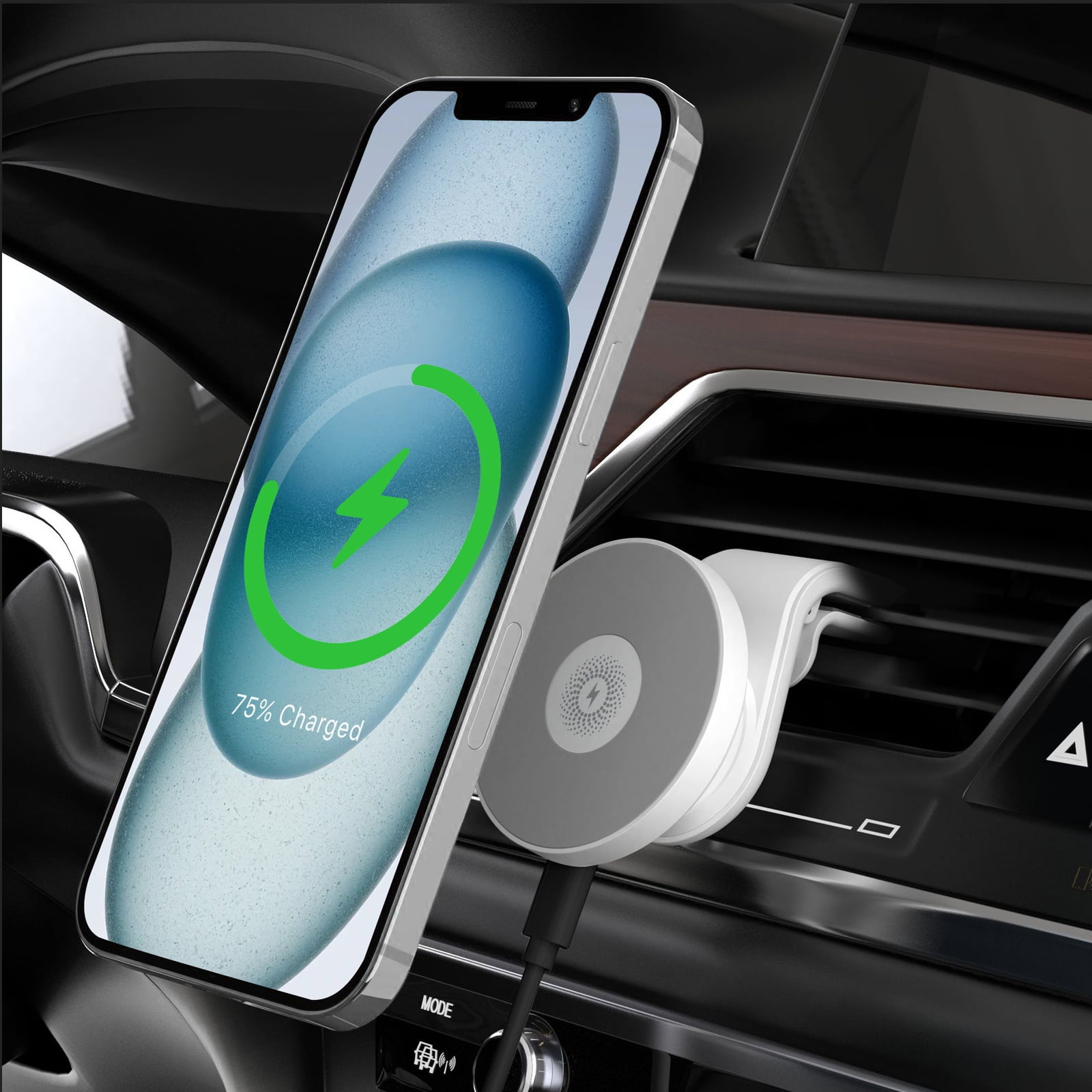 Ein Smartphone lädt im Auto an einem Lüftungsgitter.