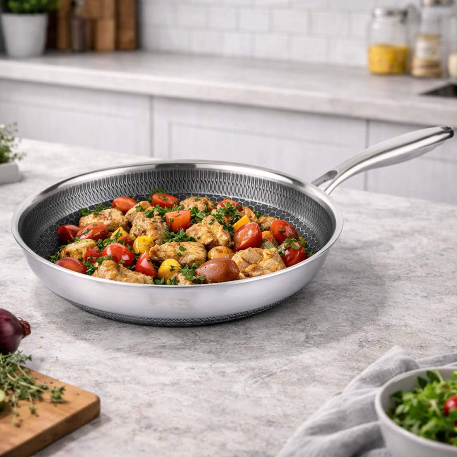 Un plat de poulet et de tomates dans une poêle sur un comptoir de cuisine.