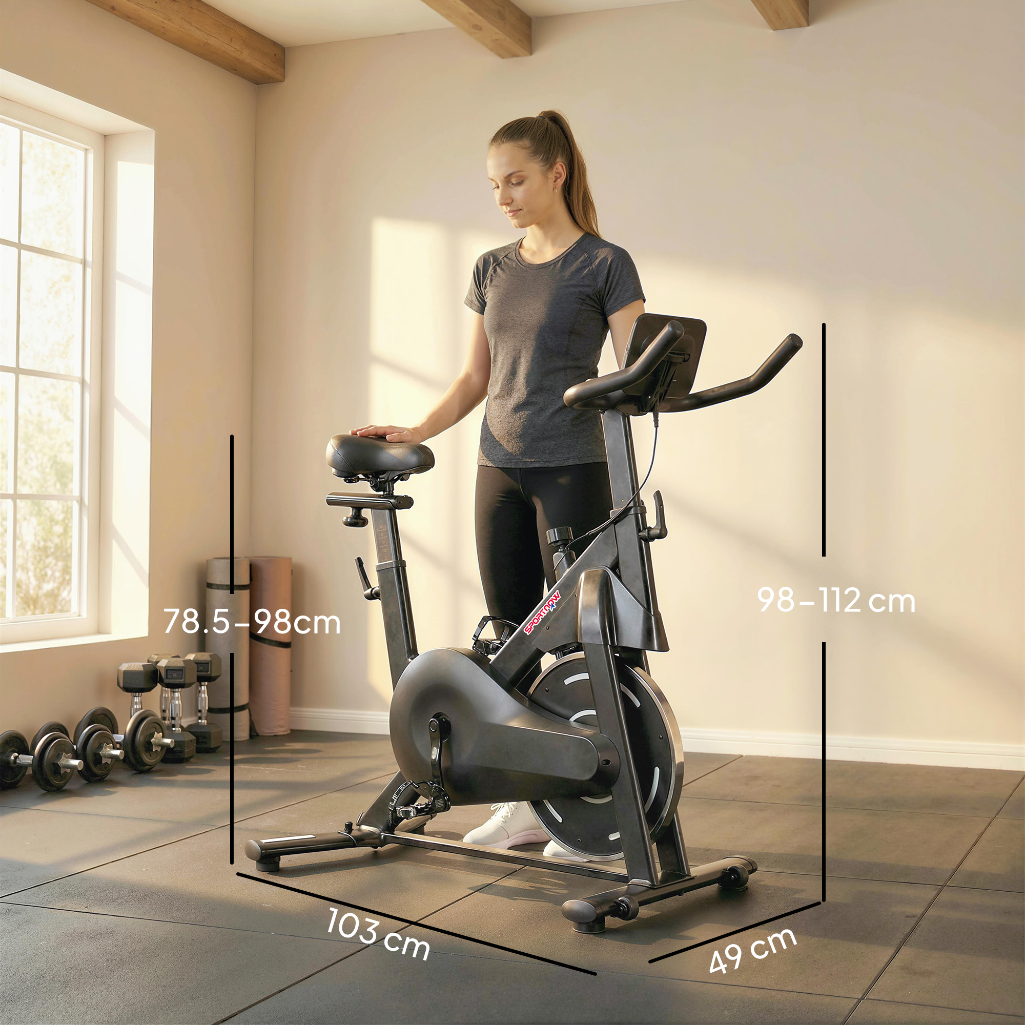 Una donna accanto a una cyclette nera con dimensioni.