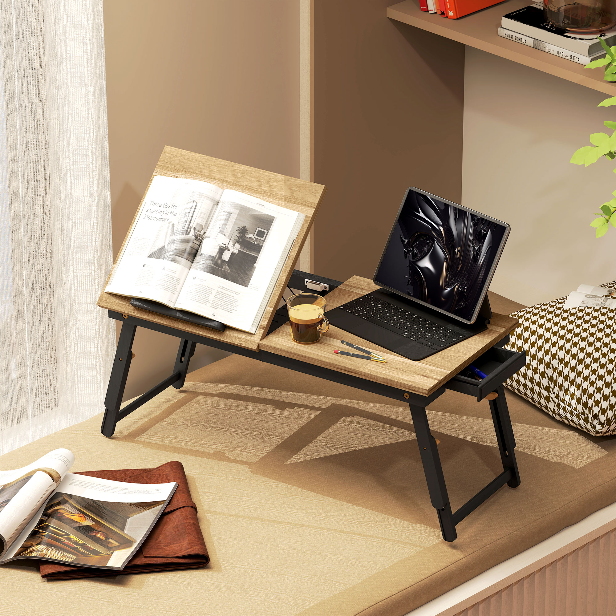 Laptop, libro e caffè su un vassoio di legno vicino a una finestra.