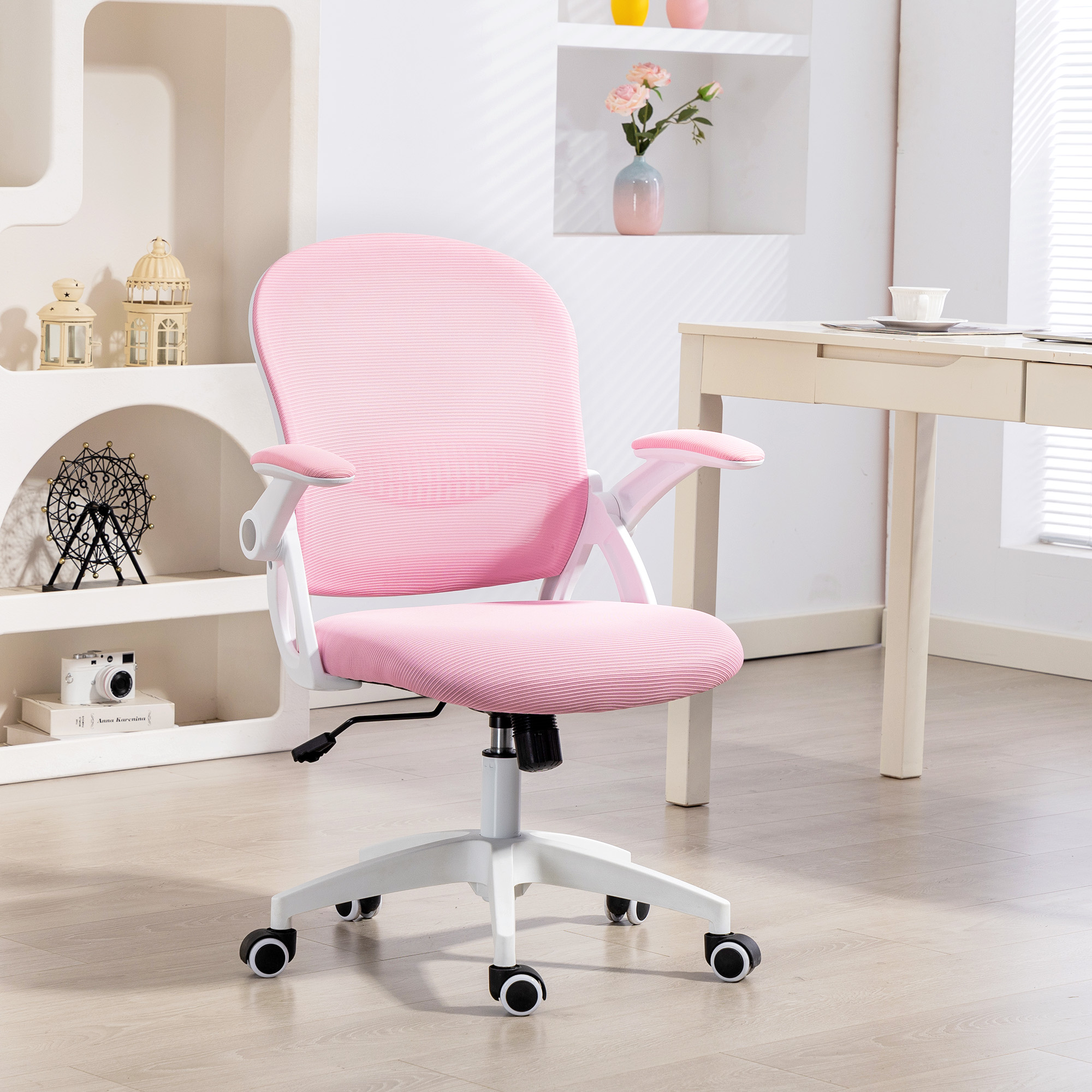 Una sedia da ufficio rosa con base bianca è su un pavimento di legno.
