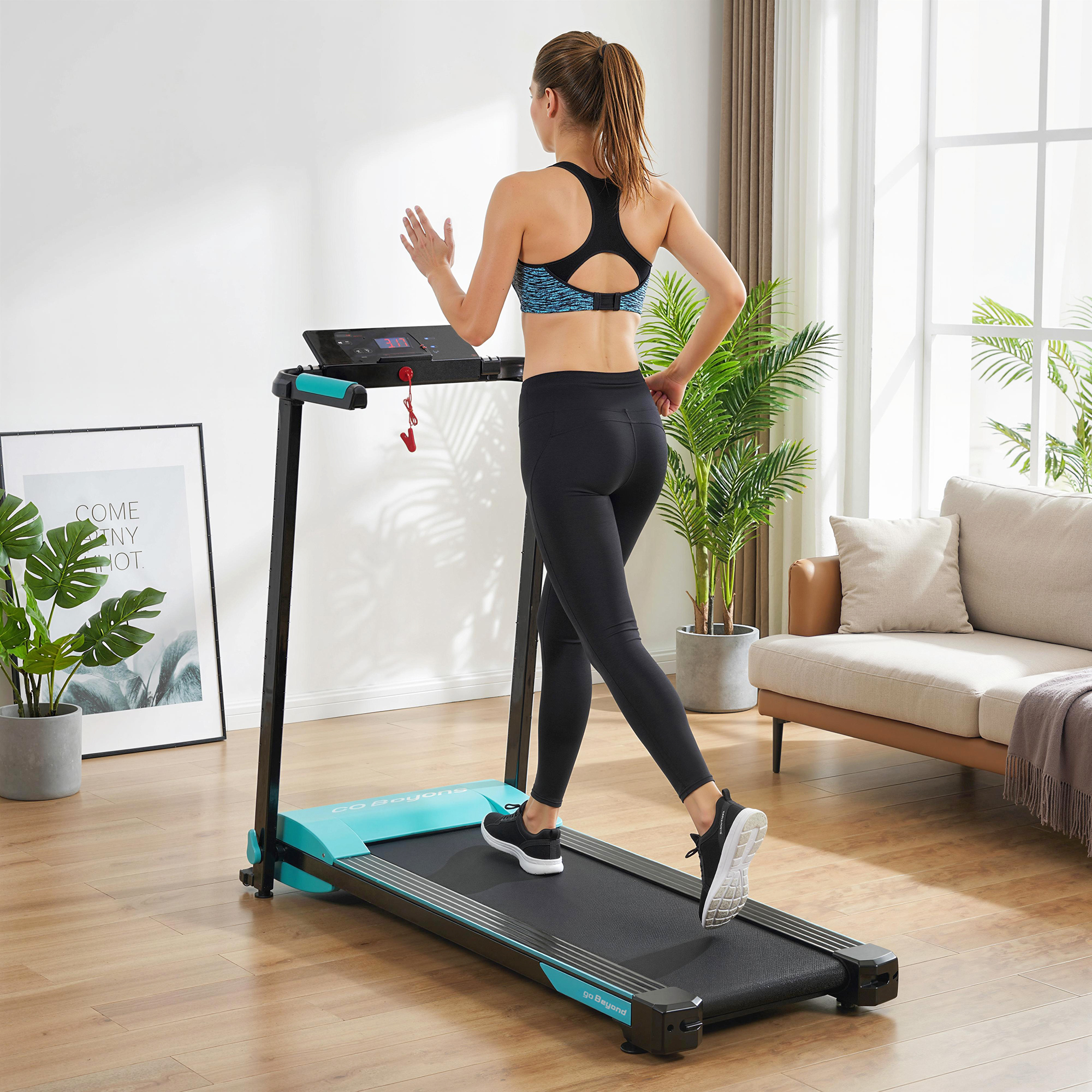 Una donna con la coda di cavallo corre su un tapis roulant in una stanza luminosa.