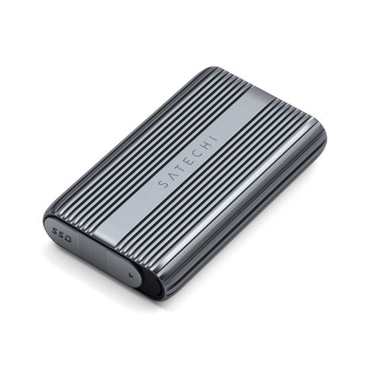 Un enclosure SSD Satechi grigio con linee orizzontali e la parola SSD su un'estremità.