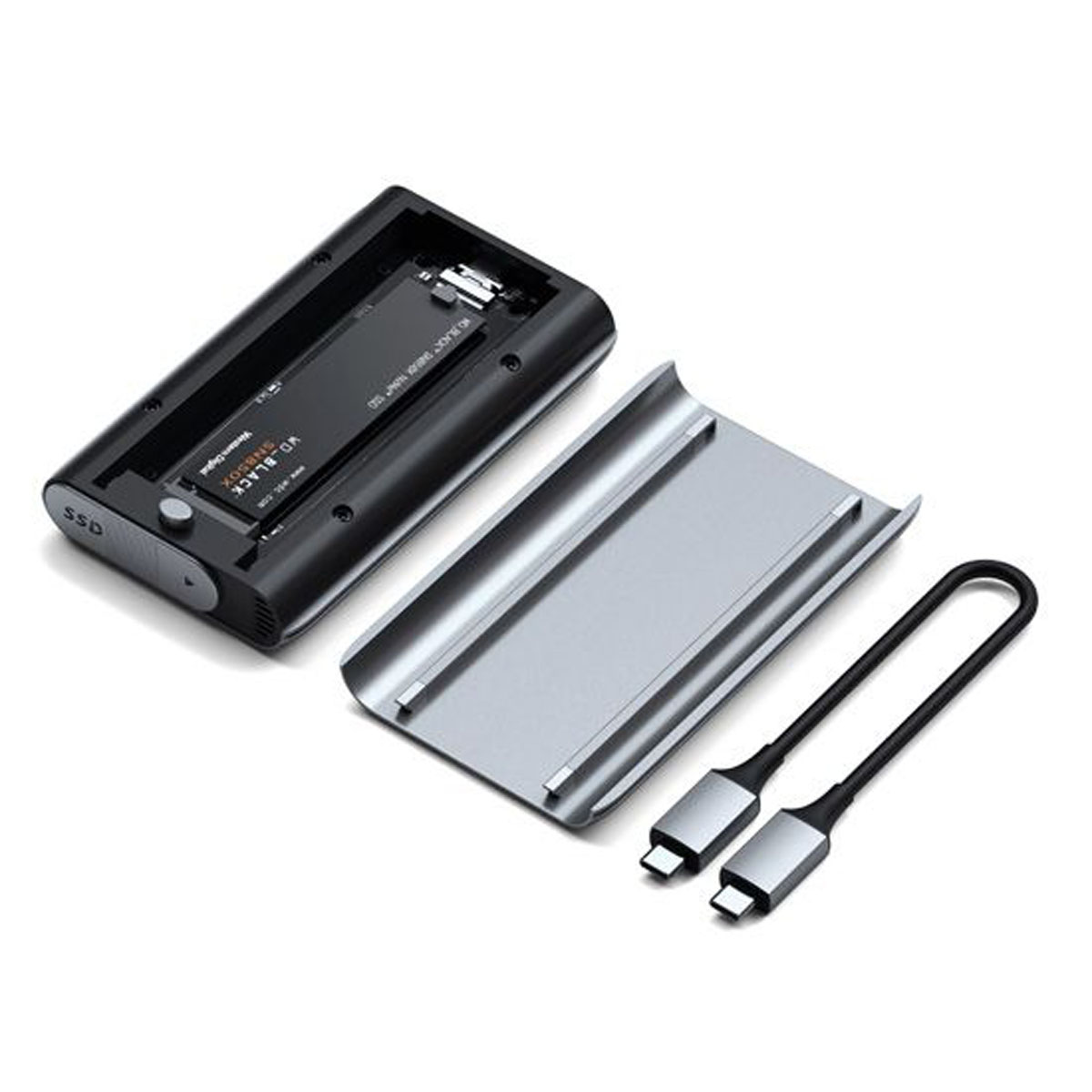 Un case SSD nero con coperchio argentato e due cavi USB-C.