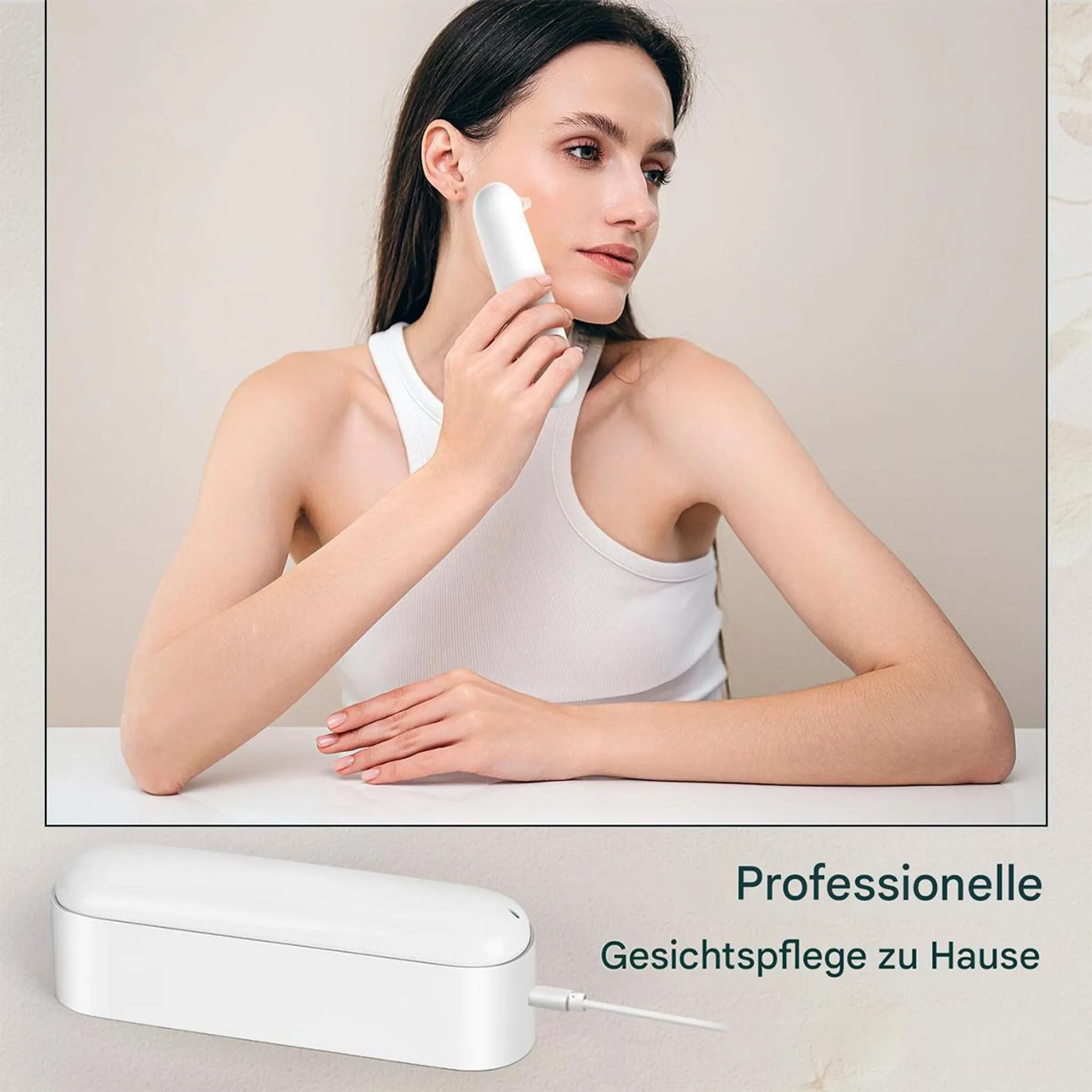 Frau mit weißem Top benutzt ein weißes Hautpflegegerät für ihr Gesicht.
