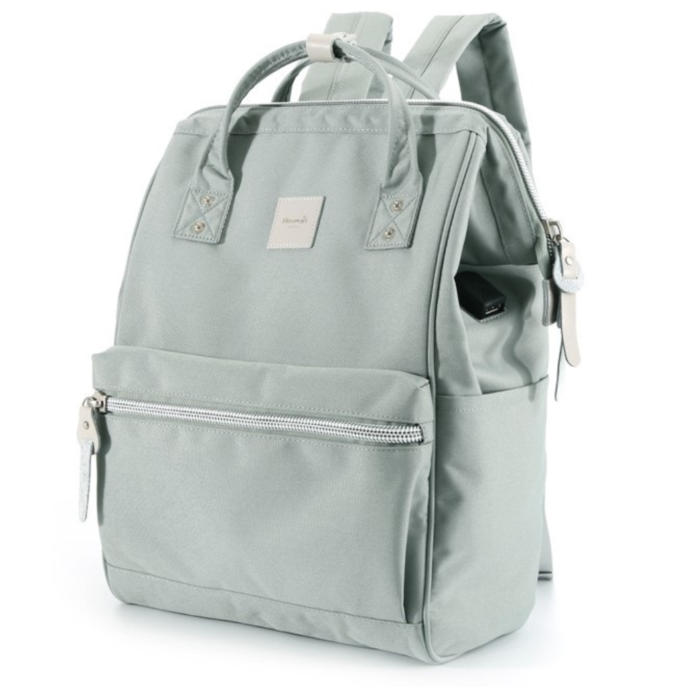 Jasnoszary plecak z wieloma przegrodami i zamkami.