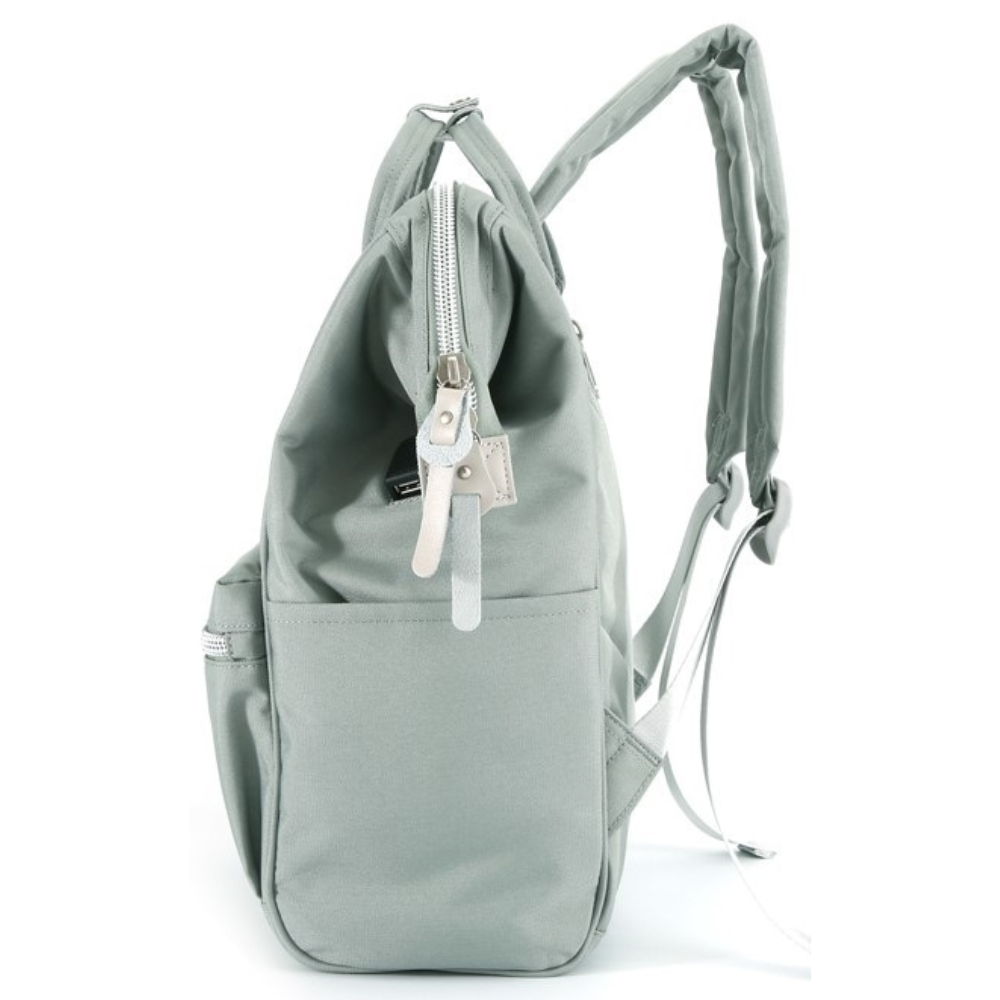 Szary plecak z zamkiem błyskawicznym i metkami, pokazany z boku.