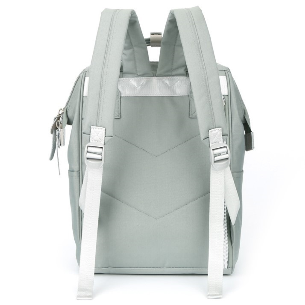 Tył jasnoszarego plecaka z wyściełanymi paskami i kieszeniami na zamek.