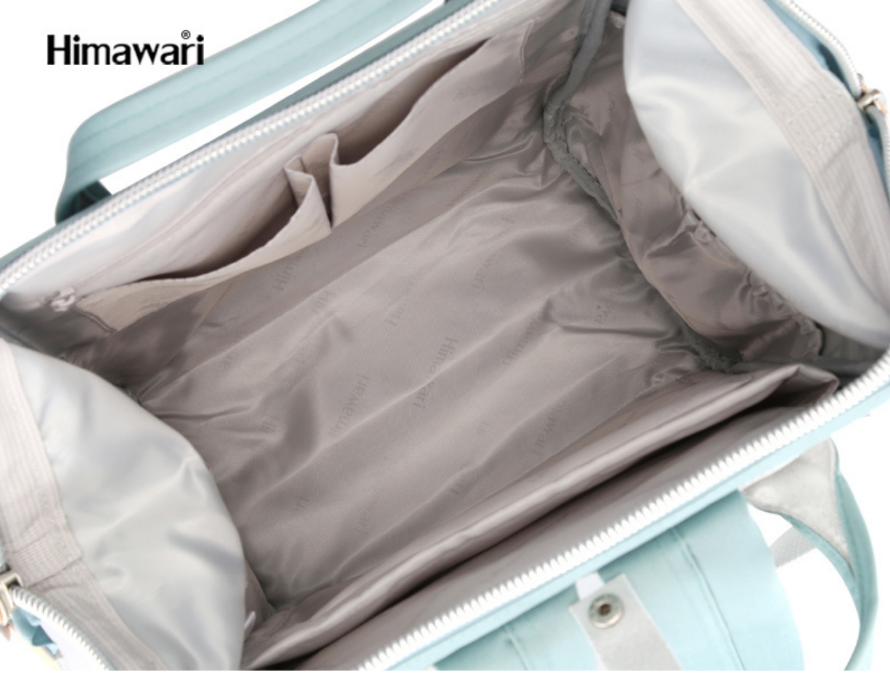 Jasnoniebieska torba wewnątrz z przegrodami i nadrukiem logo.