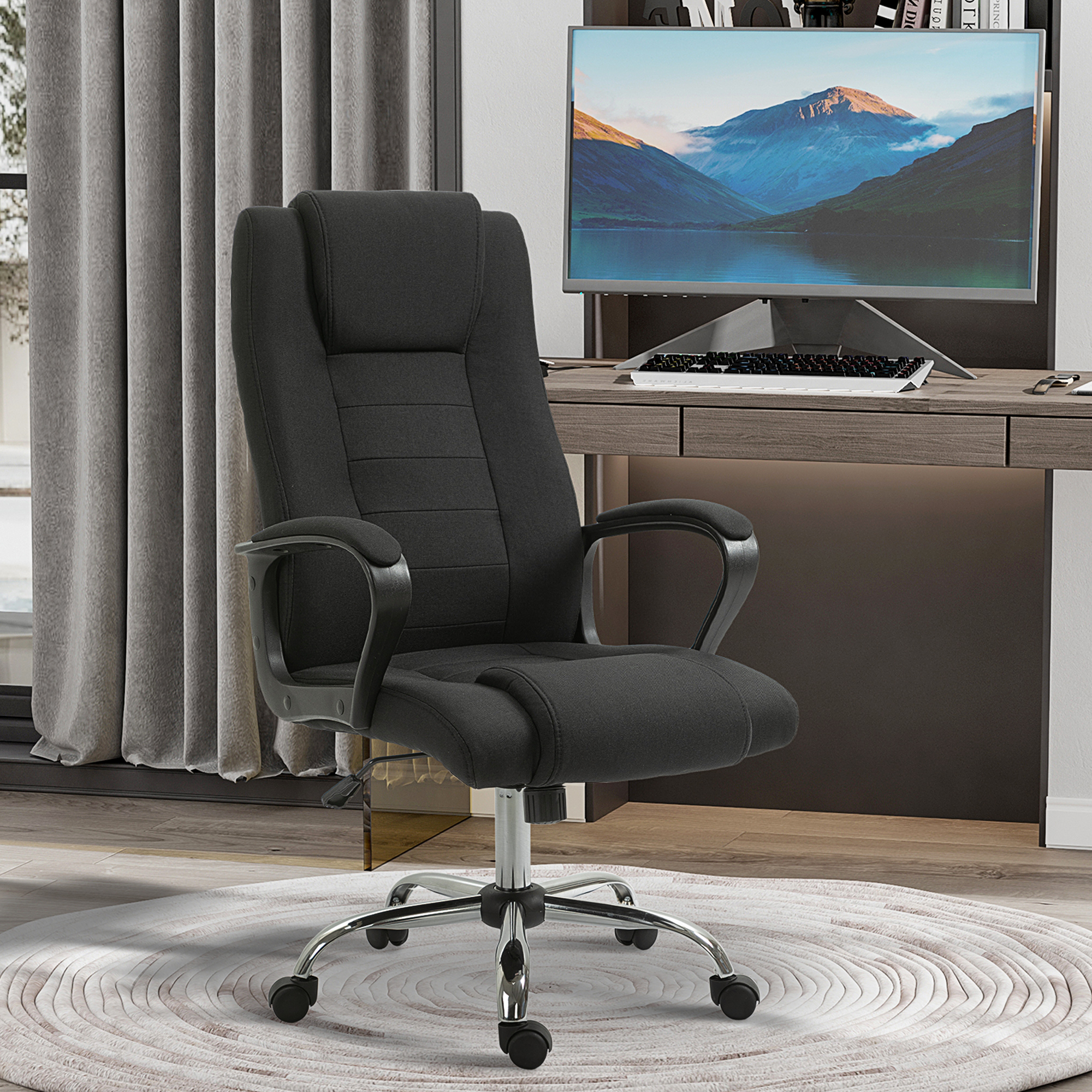 Una sedia da ufficio nera su un tappeto rotondo davanti a una scrivania con monitor.