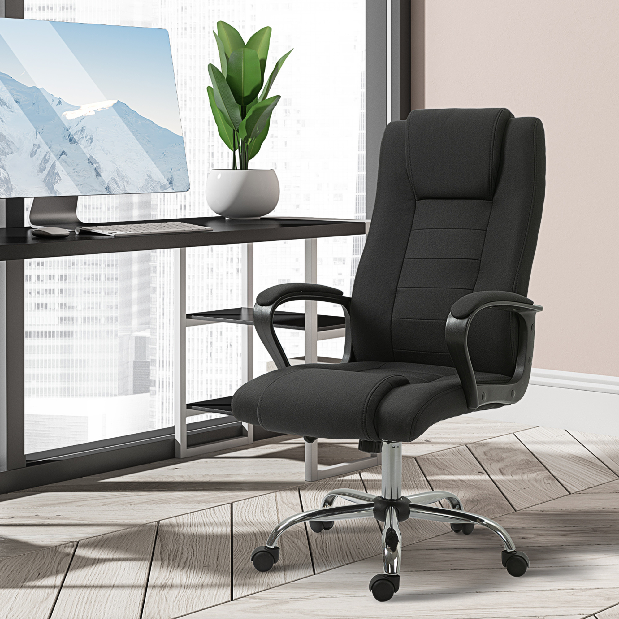 Sedia da ufficio nera davanti a una scrivania con monitor e pianta.