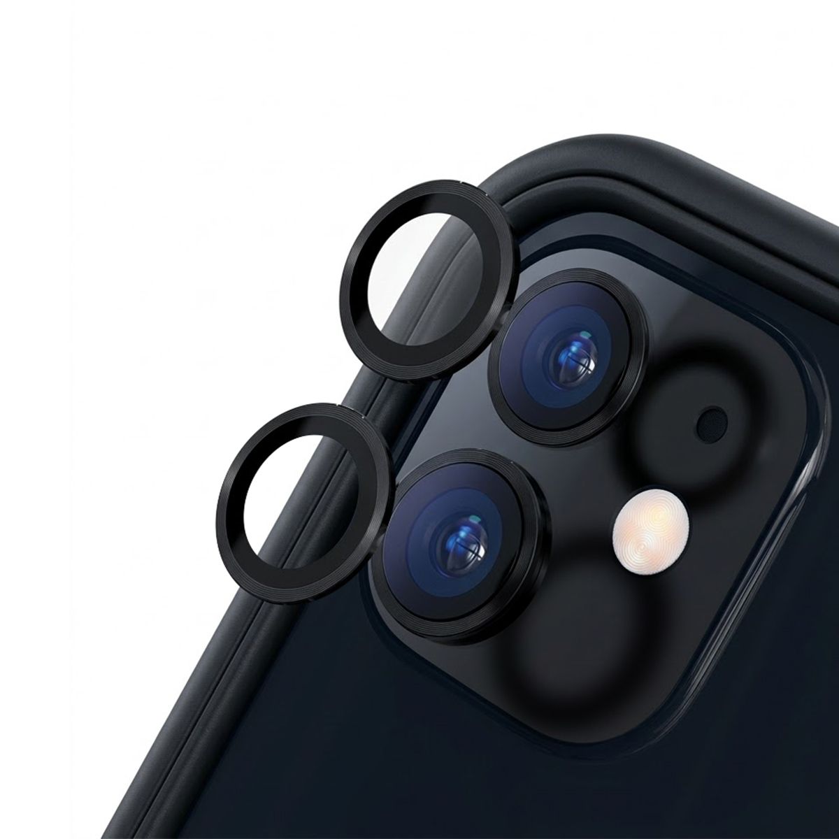 Twee zwarte beschermringen voor telefooncamera's liggen naast de smartphone.