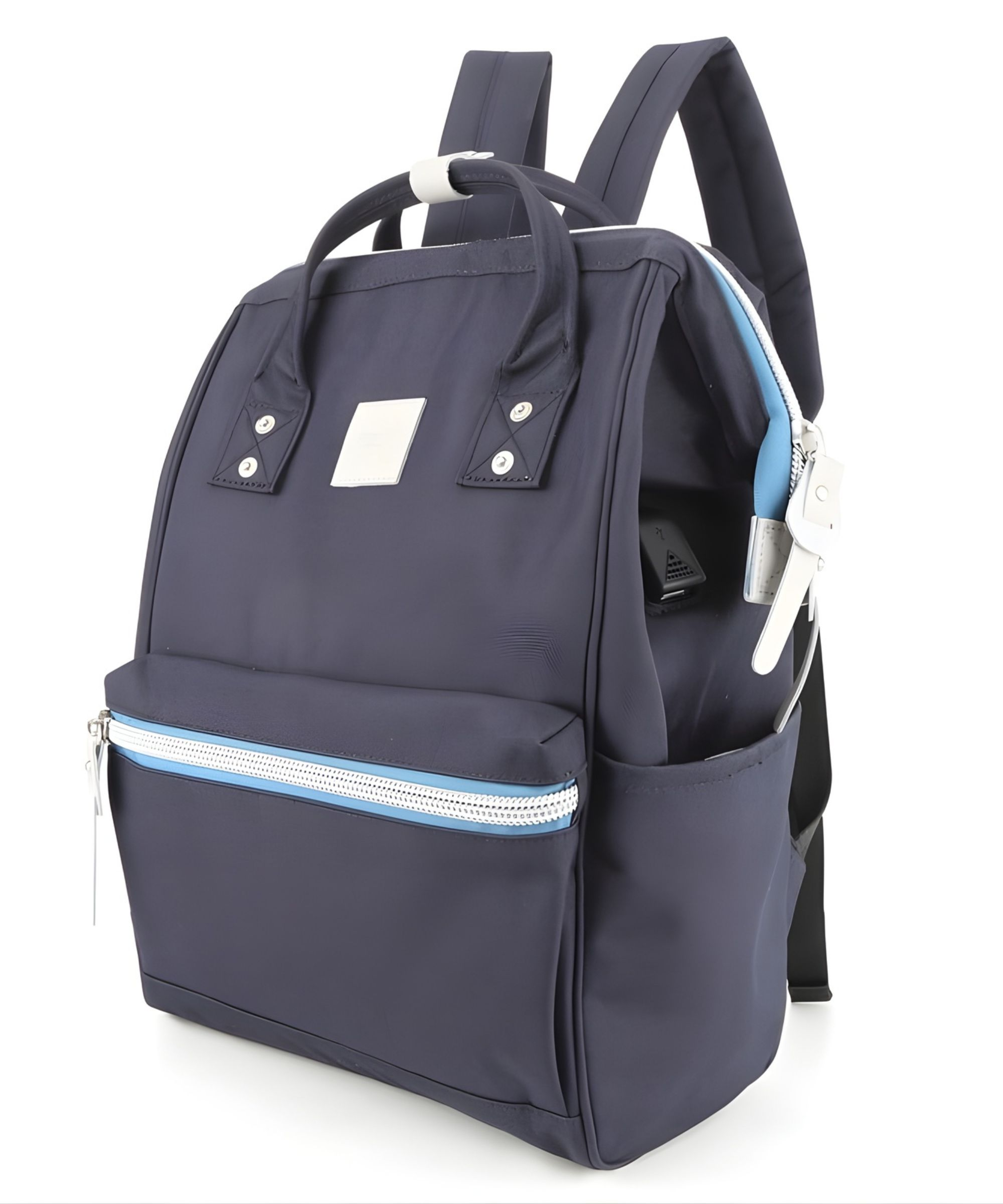 Granatowy plecak z białymi i jasnoniebieskimi zamkami oraz srebrnymi okuciami.