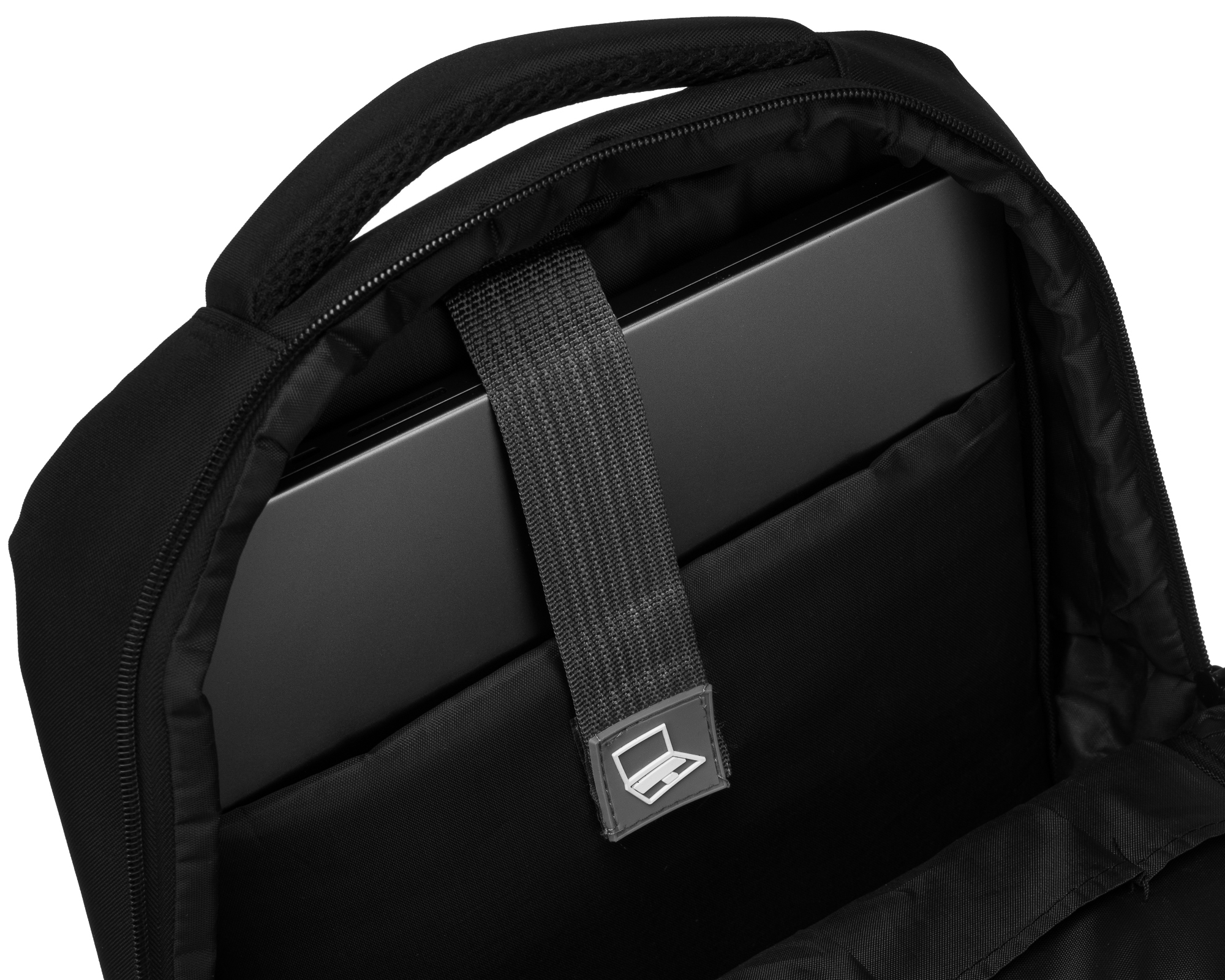 Wnętrze czarnego plecaka z przegrodą na laptopa i laptopem w środku.
