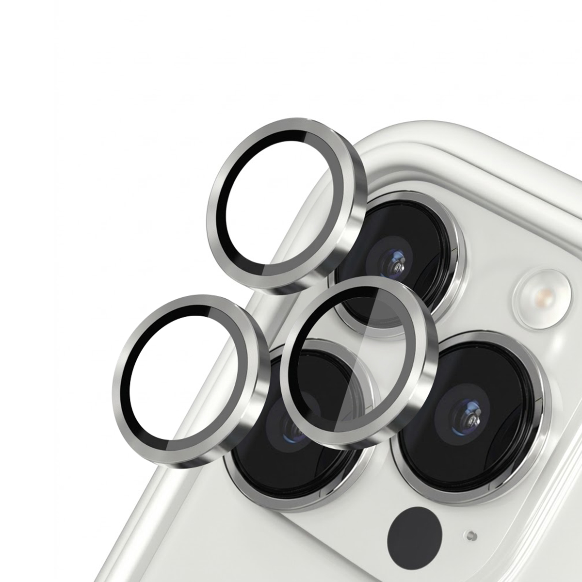Zilveren cameralensbeschermers op een witte iPhone 13 Pro camera-array.