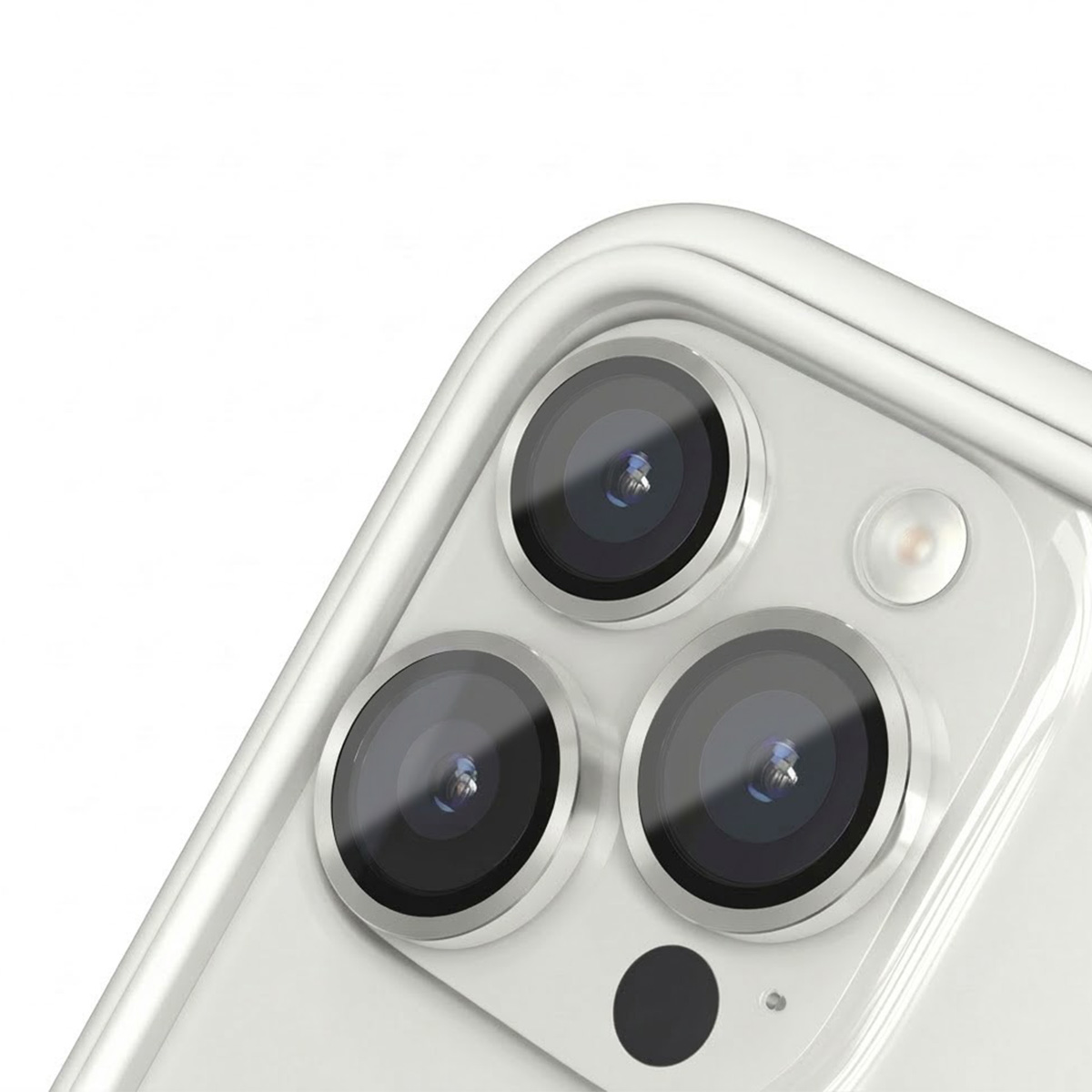 Close-up van drie cameralenzen en flitser op de achterkant van een witte smartphone.