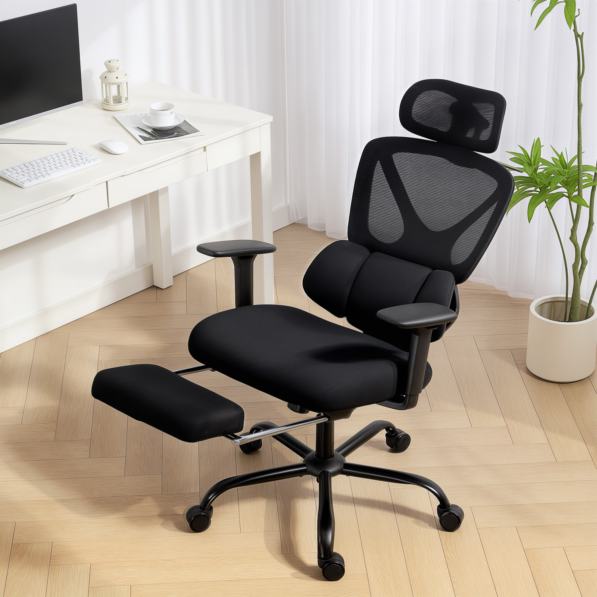 Sedia da ufficio ergonomica nera con poggiapiedi, poggiatesta e braccioli su pavimento in legno.