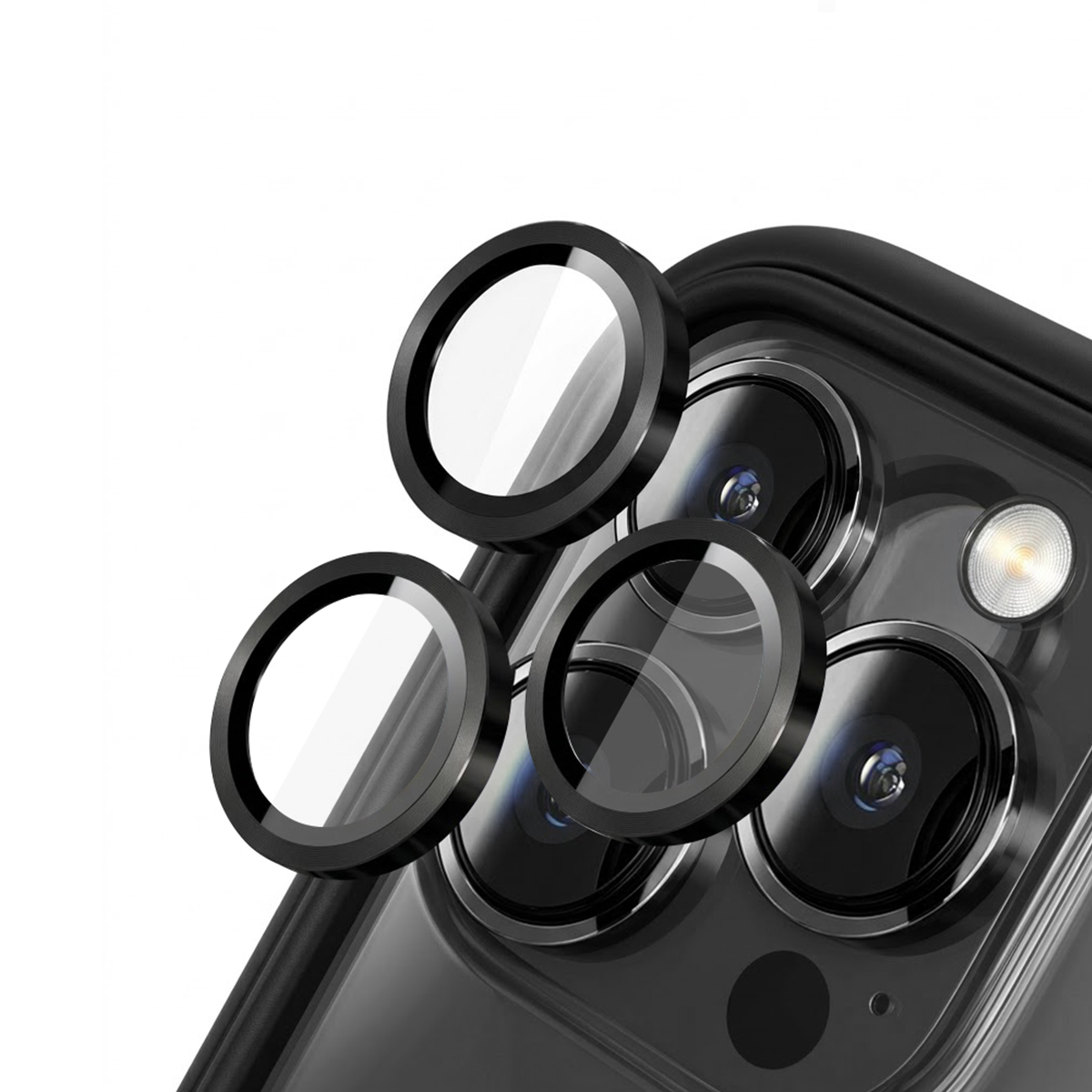 Drie cameralensbeschermers voor smartphones liggen voor de lenzen en flitser.