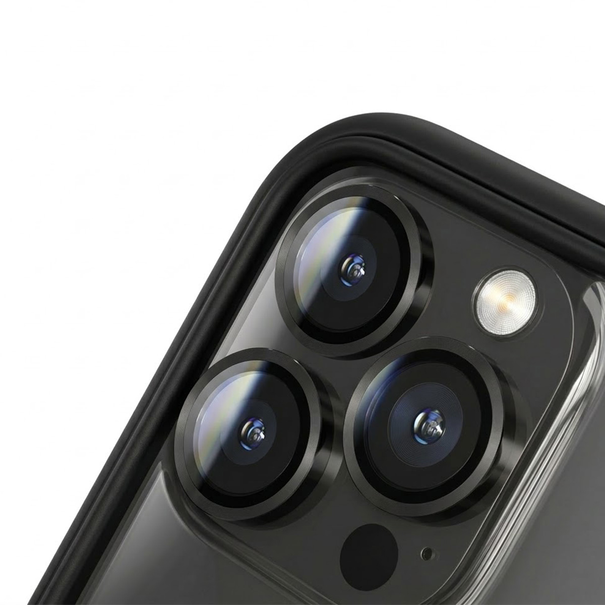 Close-up van de drie cameralenzen en flitser van een smartphone.