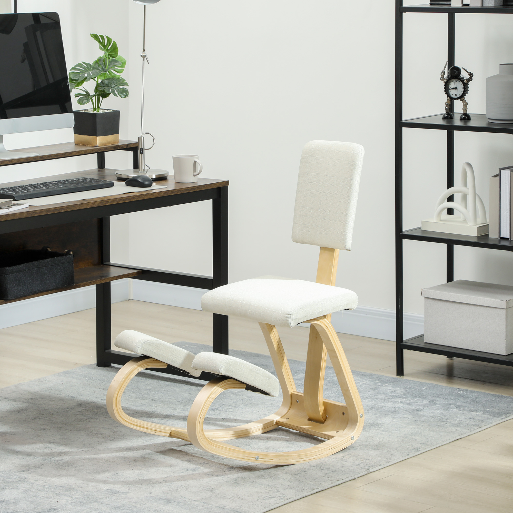 Una sedia ergonomica con telaio in legno e tappezzeria bianca è su un tappeto.