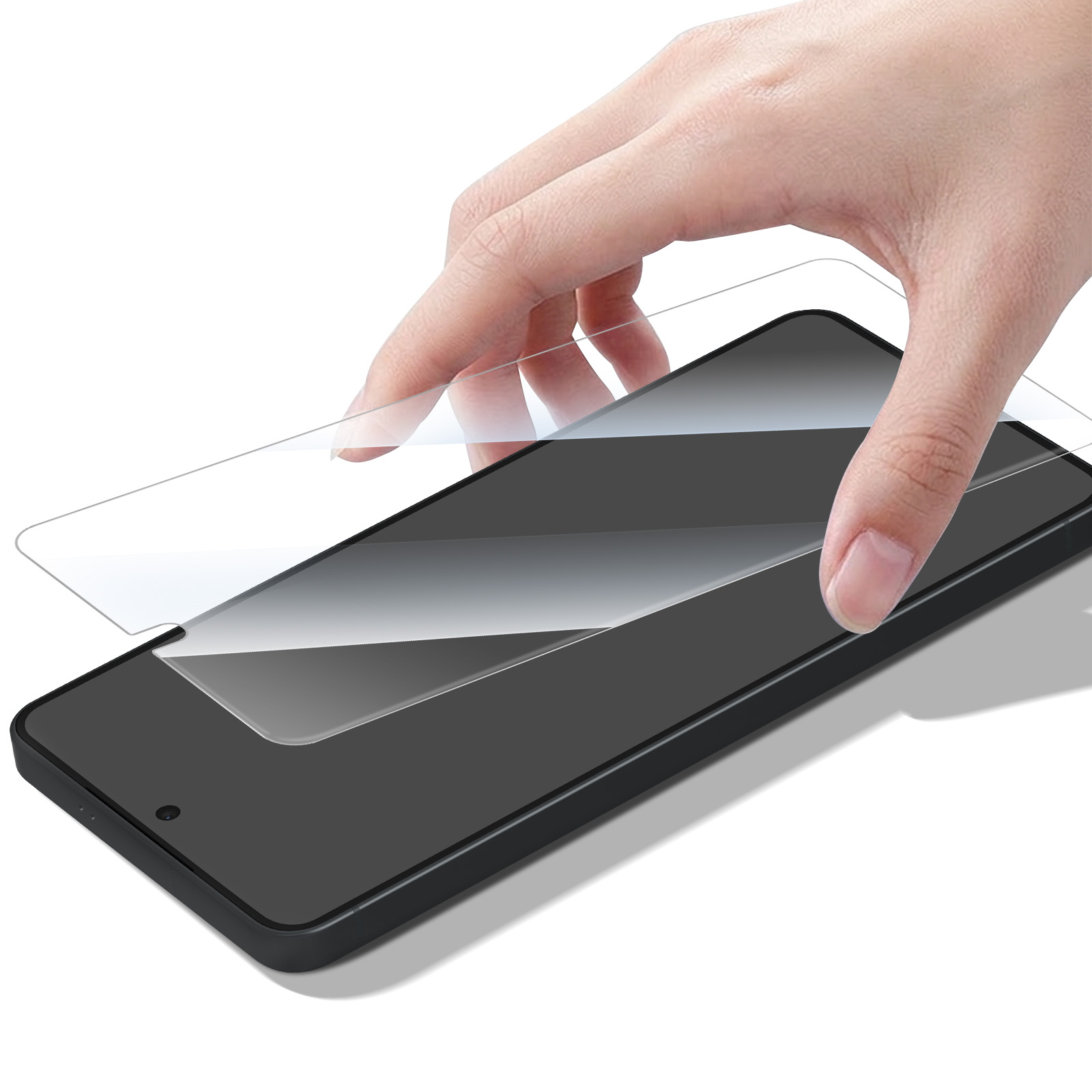 Een hand plaatst een schermprotector op een zwarte smartphone.