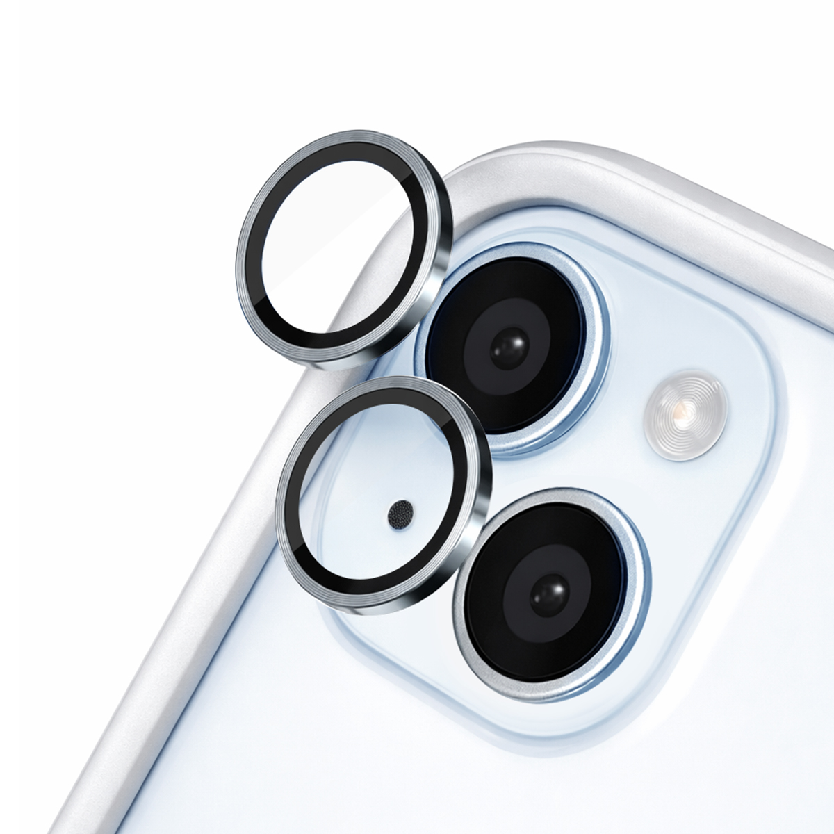 Lenti protettive per fotocamera con bordo argentato su un telefono bianco.