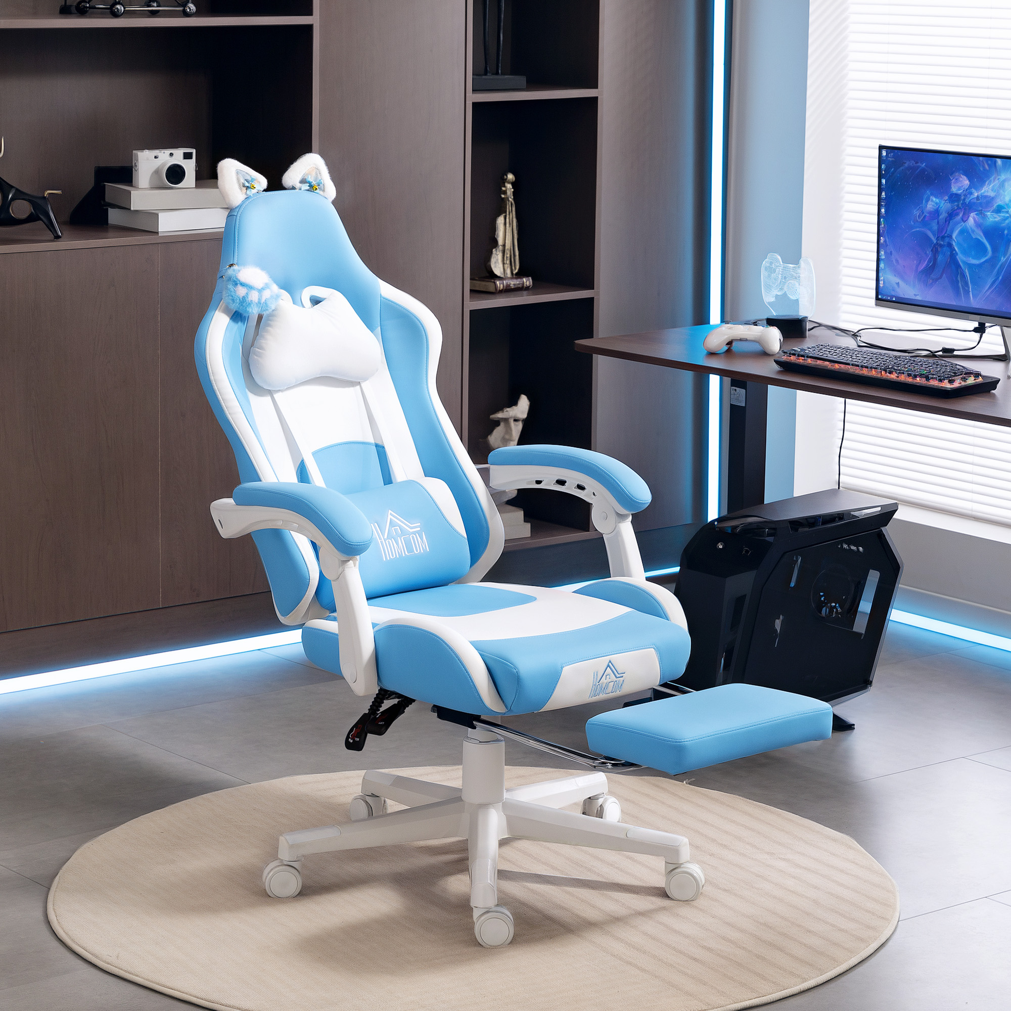 Una sedia da gaming blu e bianca con orecchie da gatto e poggiapiedi.
