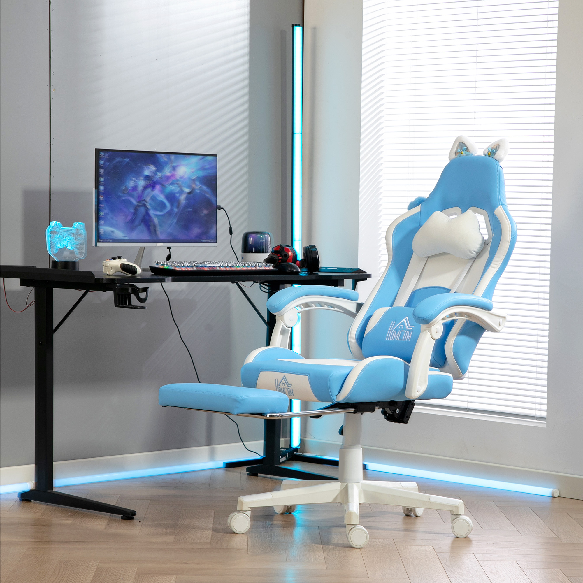 Una sedia da gaming blu e bianca con orecchie da gatto è vicino a una scrivania con computer.