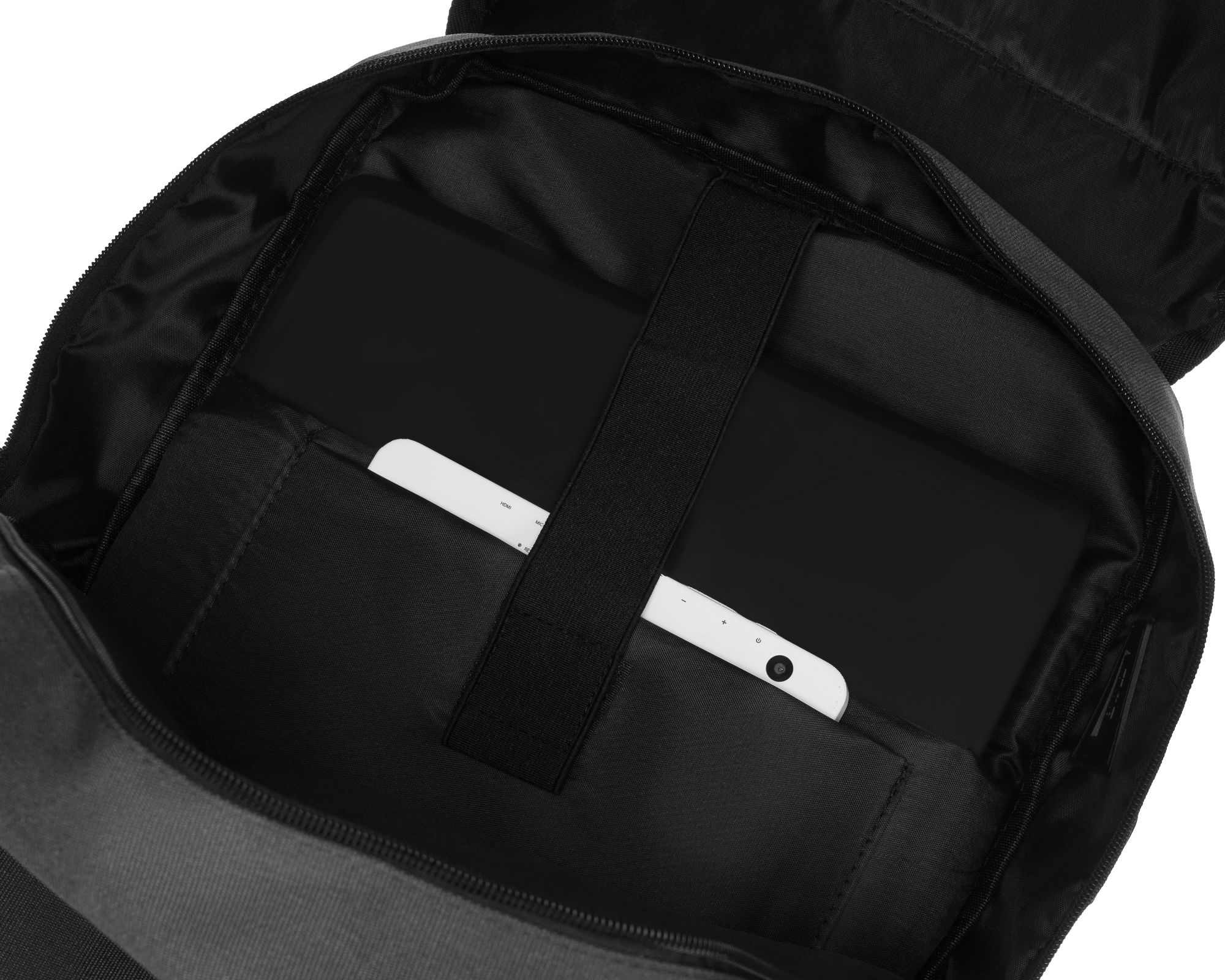 Biały smartfon leży w otwartym czarnym plecaku obok tabletu.
