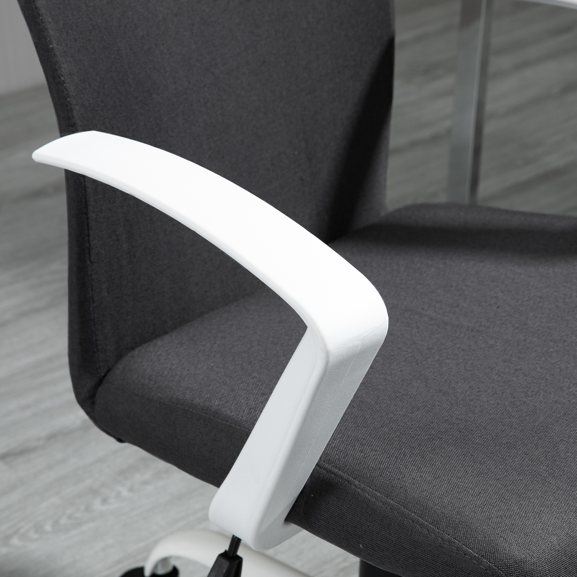 Una sedia da ufficio grigio scuro con braccioli bianchi.