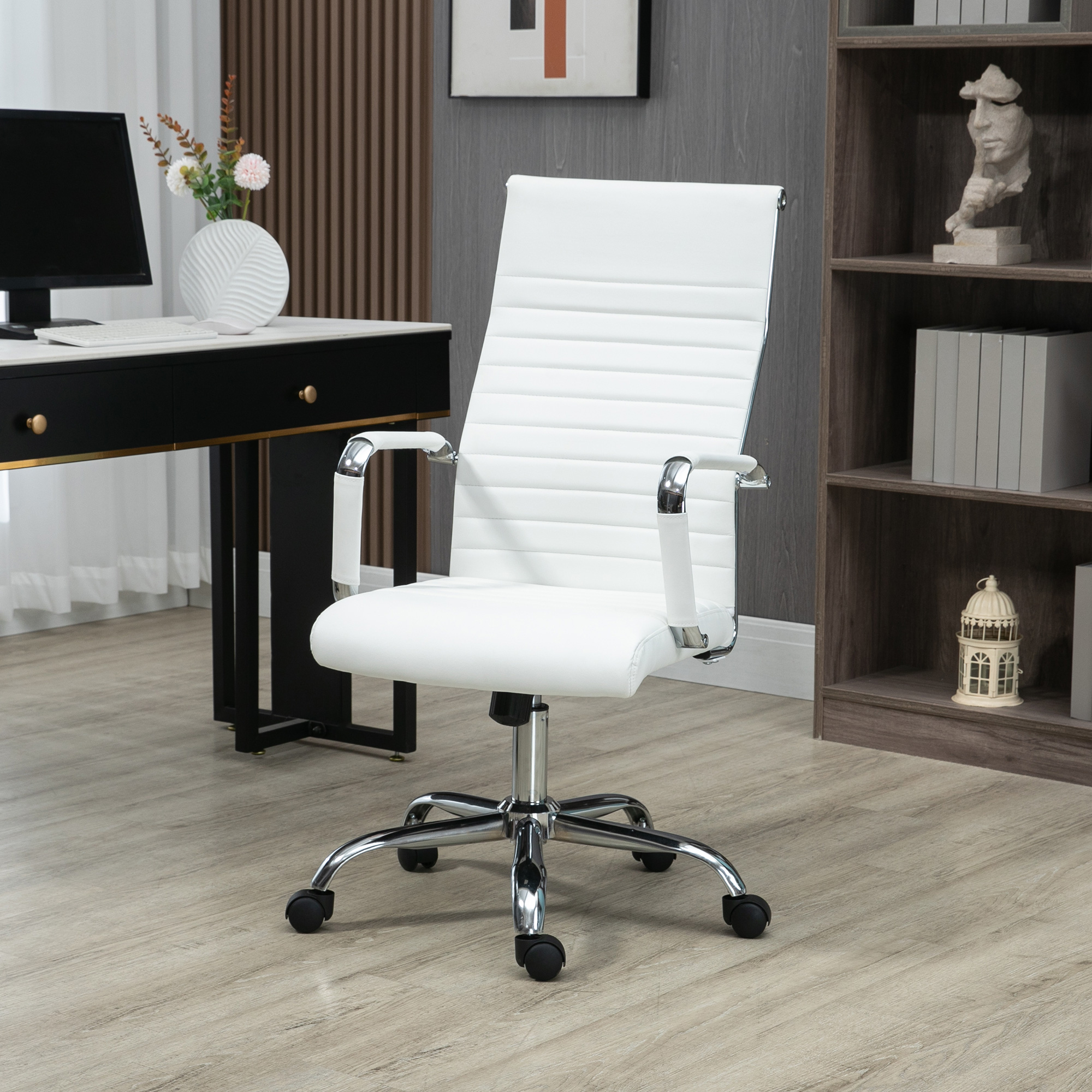 Una sedia da ufficio bianca con accenti cromati si trova di fronte a una scrivania con un monitor.