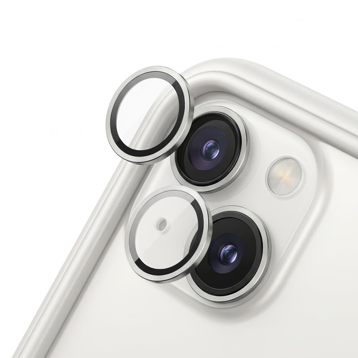 Gros plan de trois objectifs d'appareil photo sur un smartphone blanc avec des anneaux argentés.