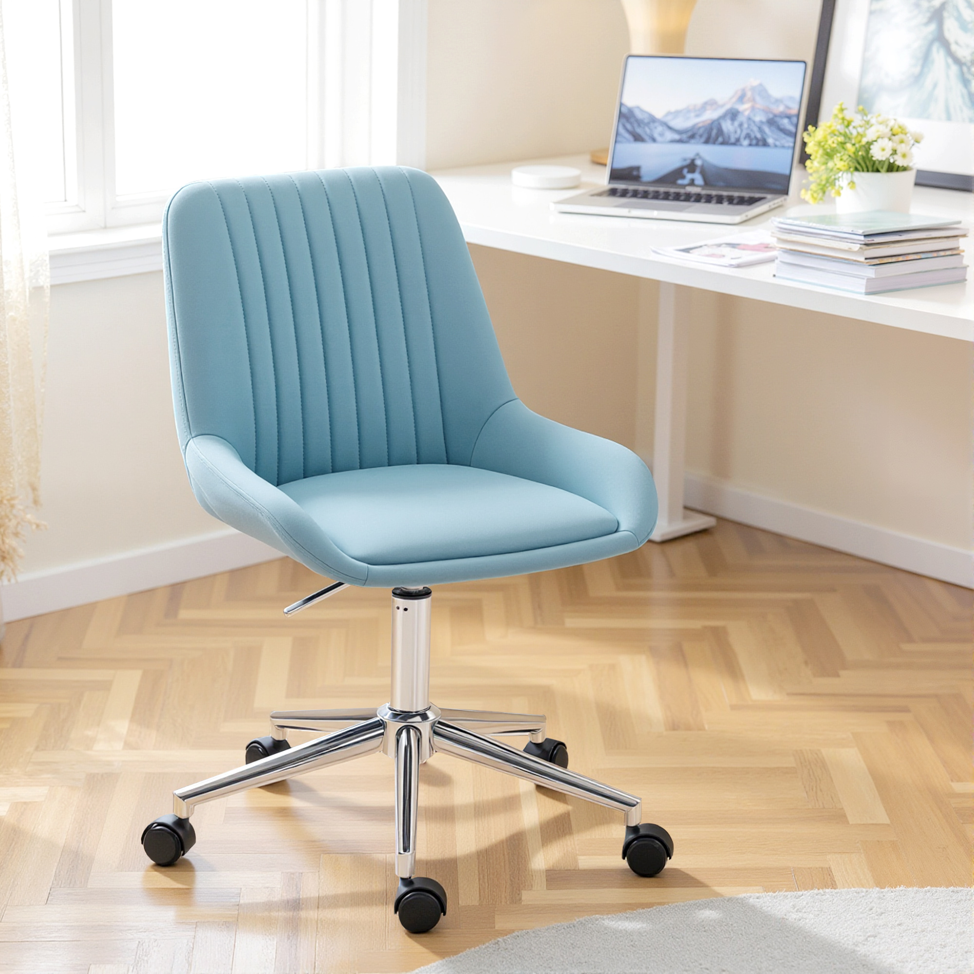 Una sedia da ufficio imbottita blu con ruote è su un pavimento in legno.
