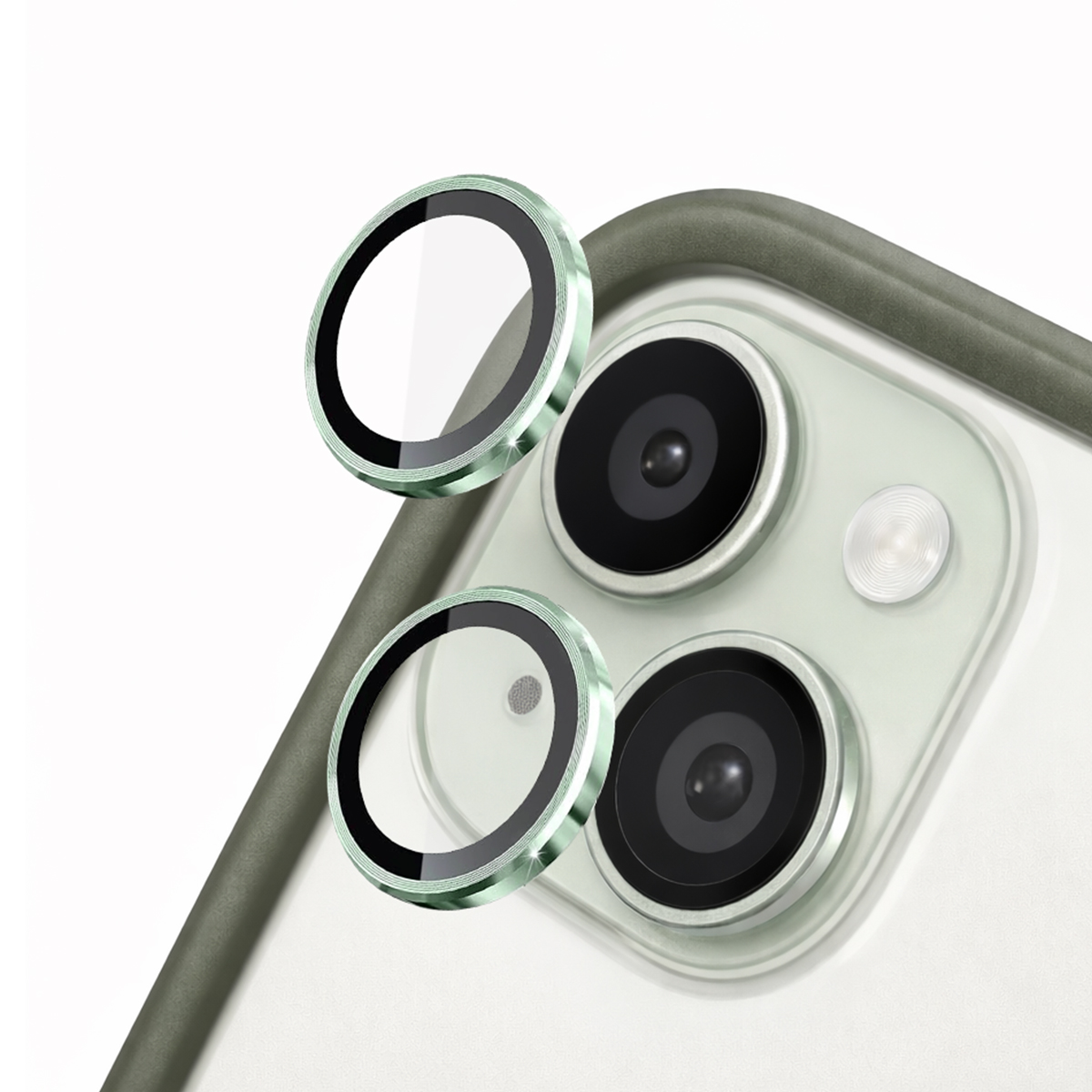 Dos protectores de lente de cámara verdes yacen sobre un módulo de cámara de teléfono.
