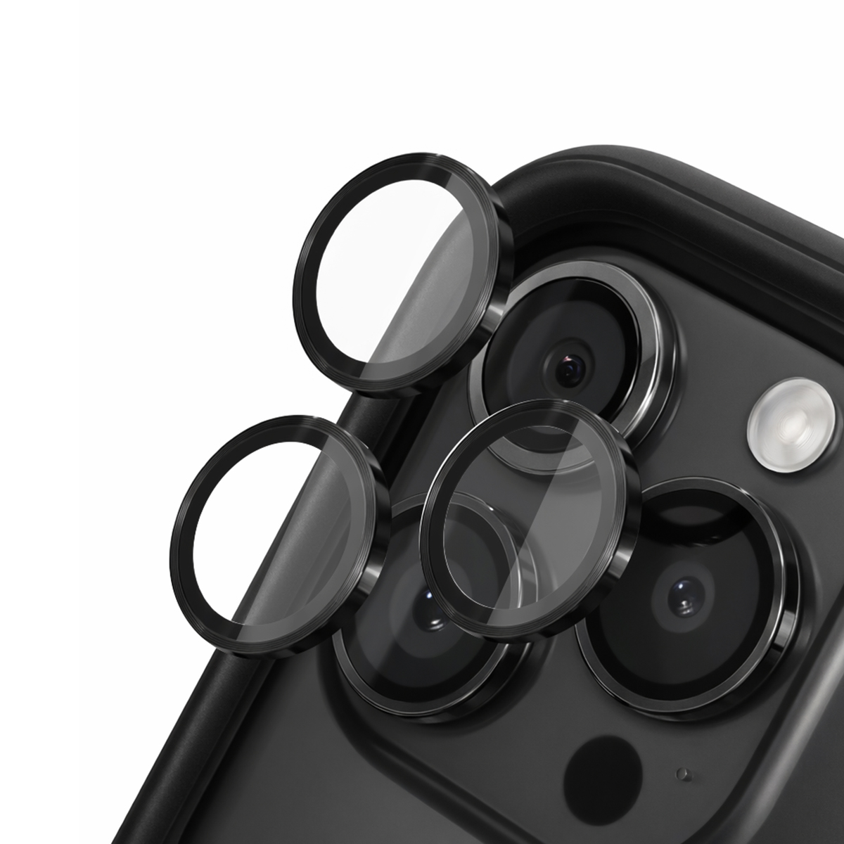 Quattro vetri protettivi per obiettivi su un telefono cellulare nero.