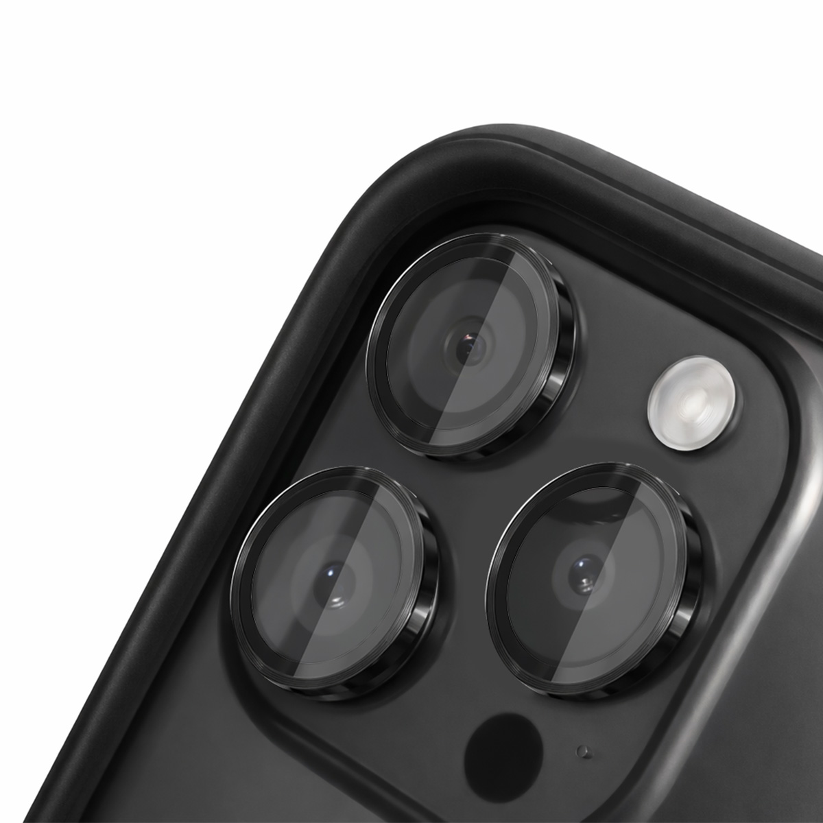 Primo piano del gruppo fotocamere e flash di uno smartphone scuro.
