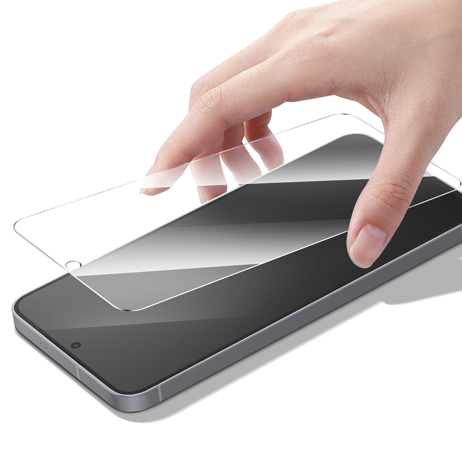 Una mano posiziona una protezione per lo schermo su uno smartphone.