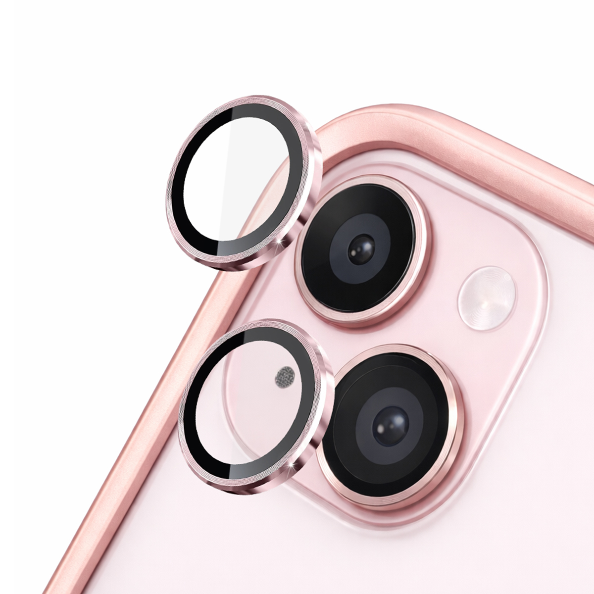 Dos protectores de lente sobre un teléfono rosa con tres cámaras.