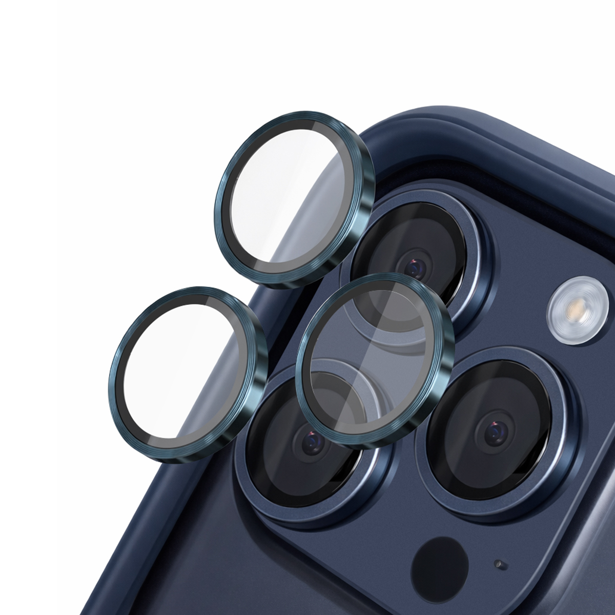 Tre copriobiettivi per uno smartphone con tre fotocamere e flash.