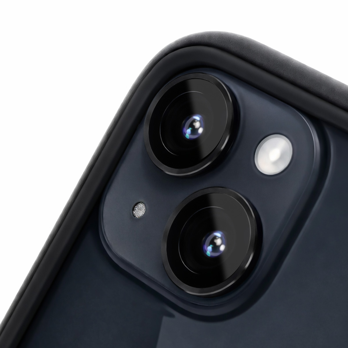Primo piano delle doppie fotocamere su uno smartphone scuro con flash.