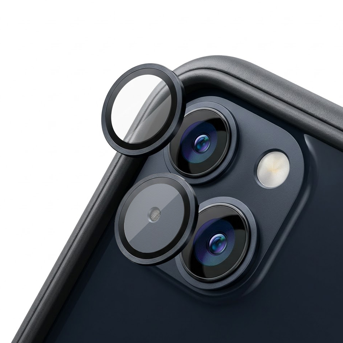 Trois protecteurs d'objectif en verre sur le dos sombre d'un téléphone.