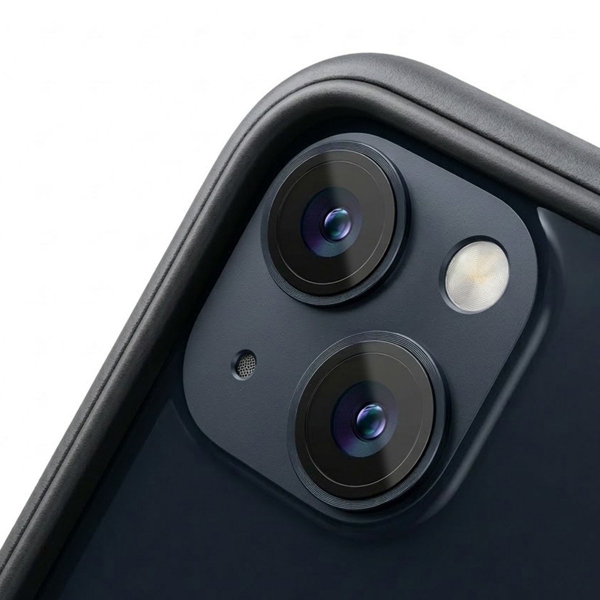 Gros plan de la double caméra d'un smartphone sombre avec flash.