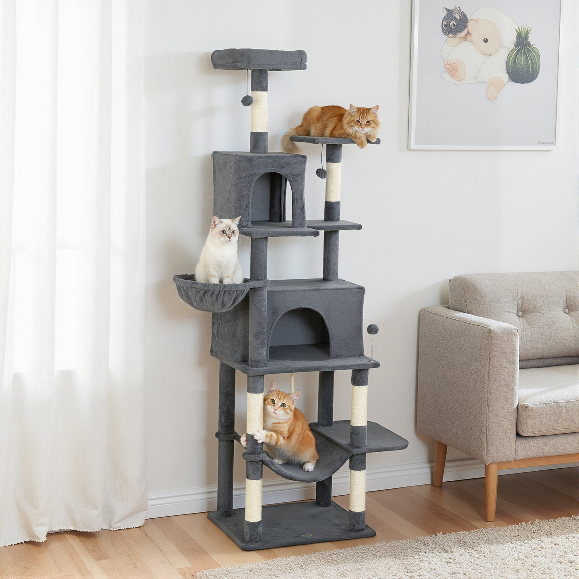 Tre gatti su un tiragraffi grigio con amache e nicchie.