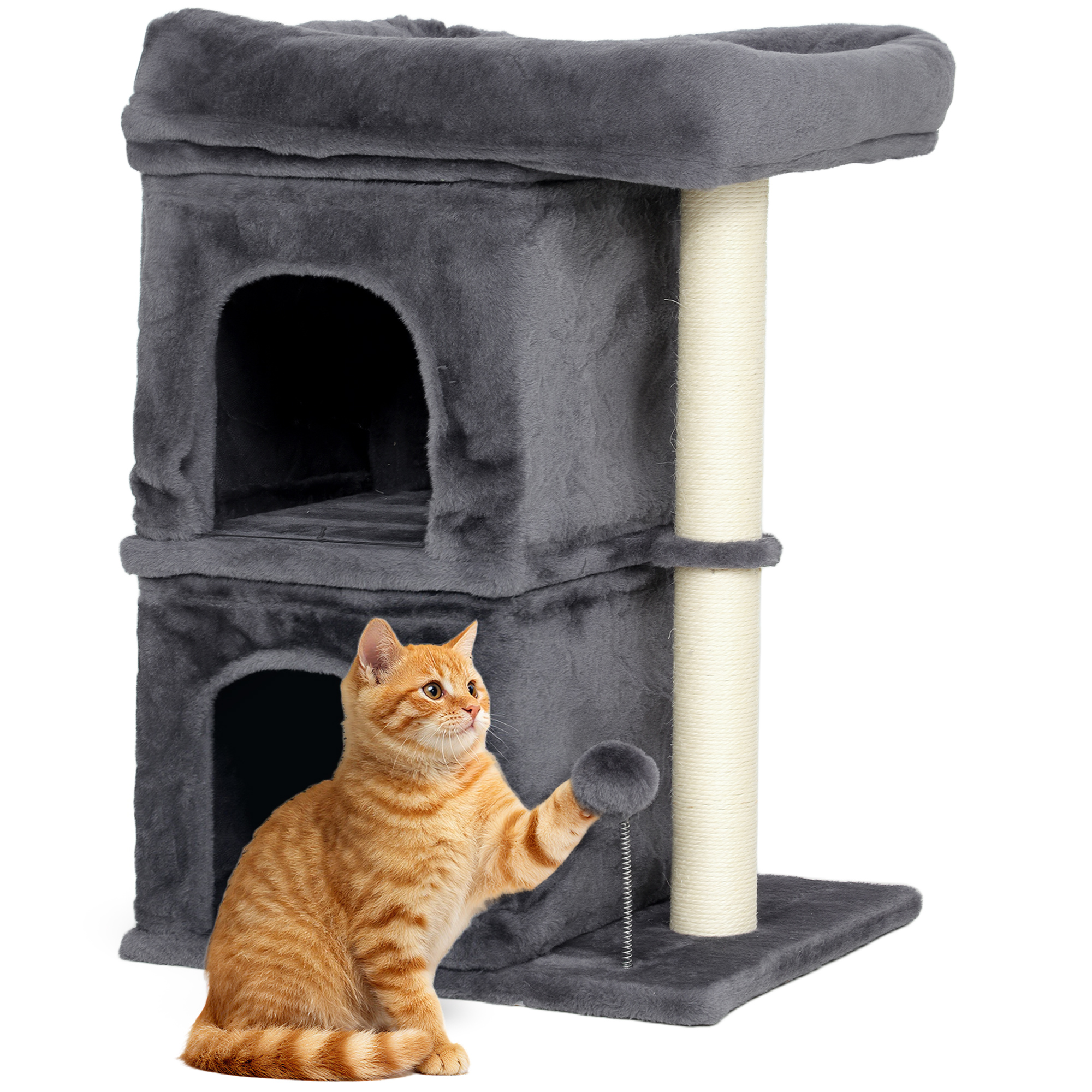 Un gatto gioca con un giocattolo su un tiragraffi grigio con nicchie.