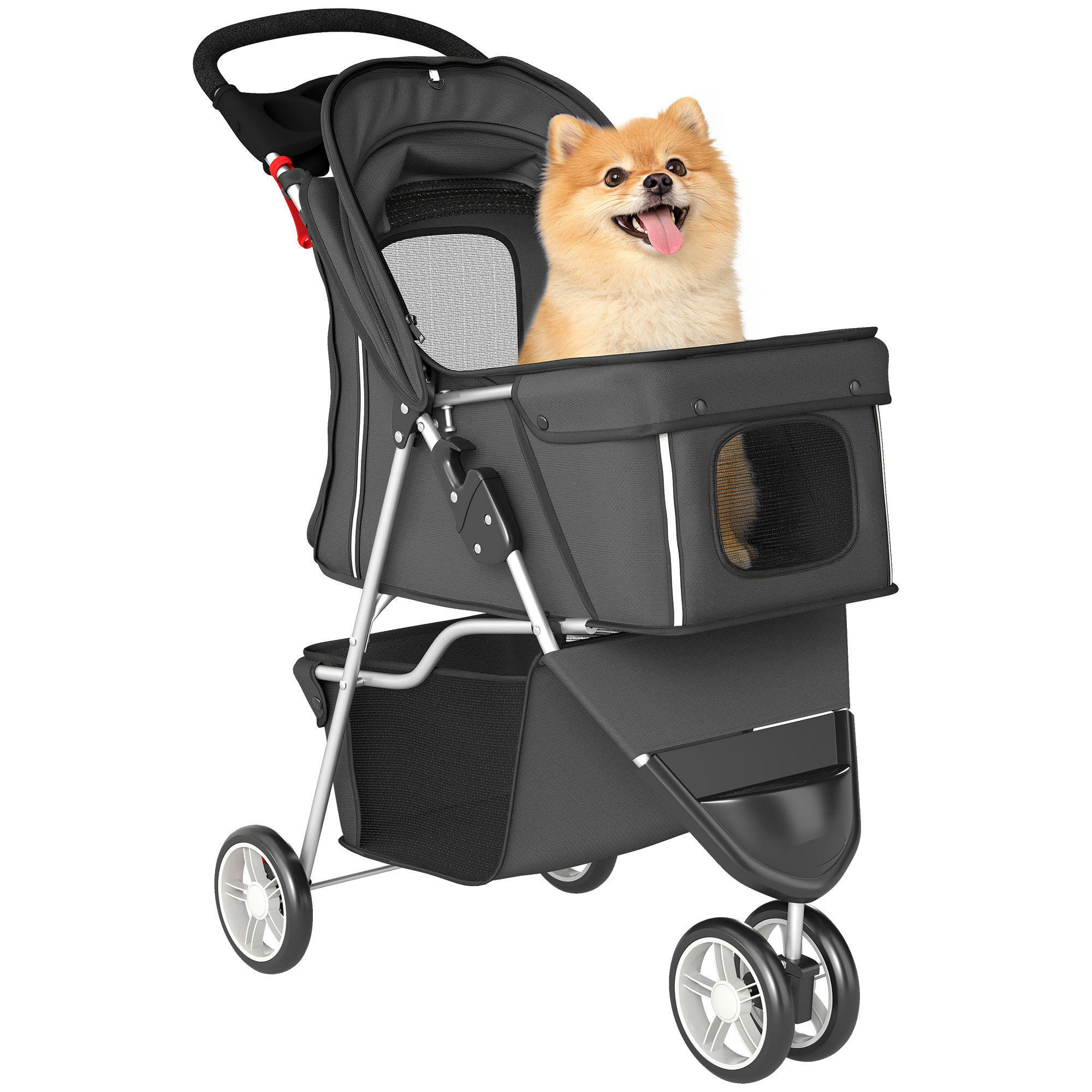 Un cane Pomerania seduto in un passeggino nero, con la bocca aperta e la lingua fuori.