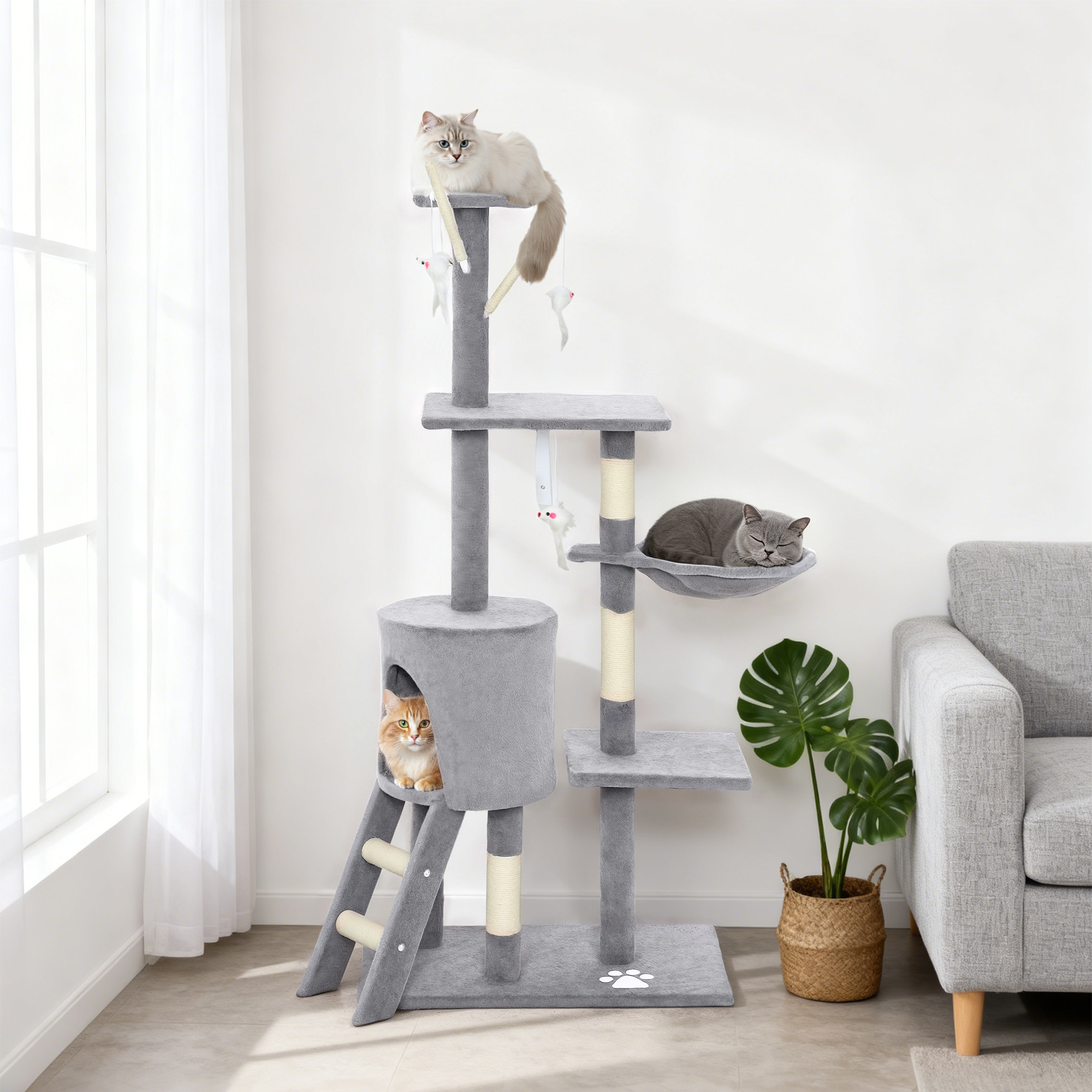 Tiragraffi grigio con tre gatti: uno in cima, uno dorme in amaca, uno in una cuccia.