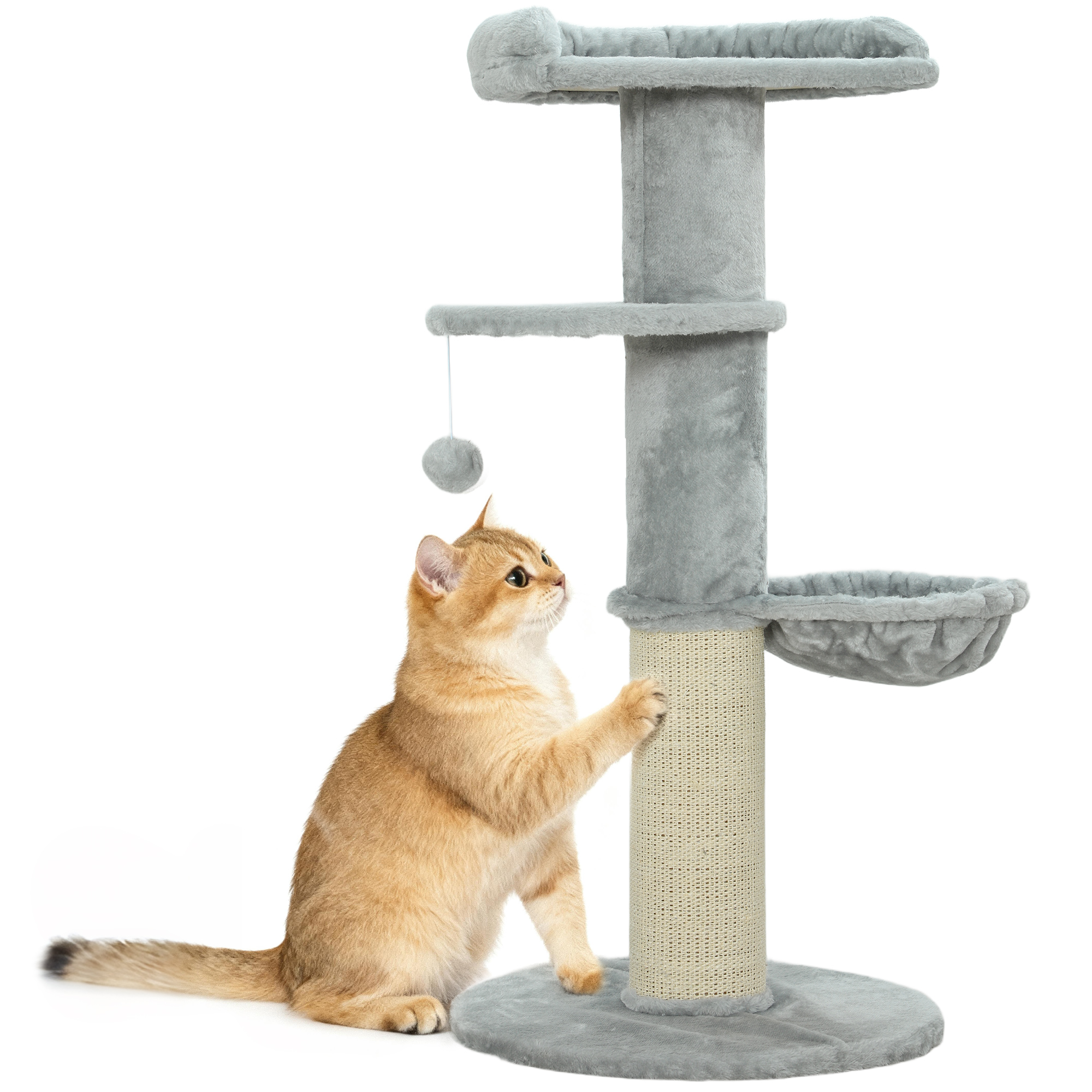 Un gatto dorato gioca con un tiragraffi grigio con pali.