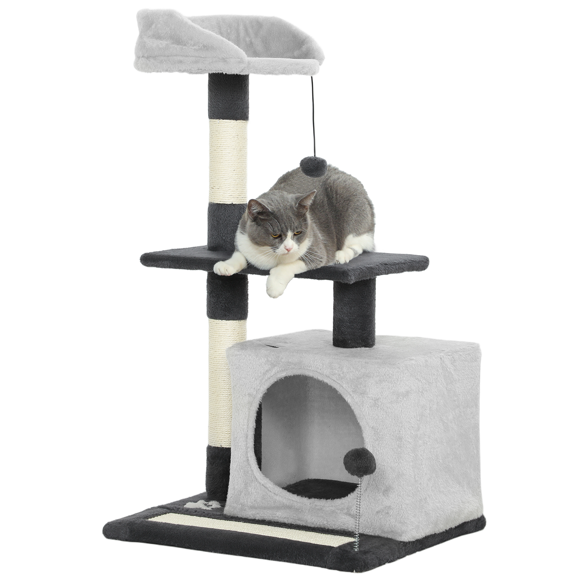Un gatto grigio riposa su un tiragraffi a più livelli con giocattoli.