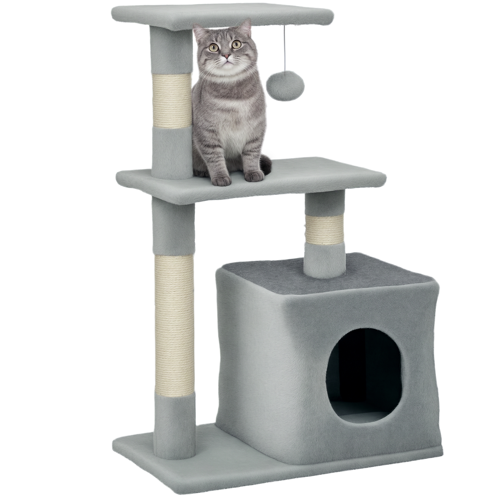 Un gatto grigio seduto su un tiragraffi grigio con palla giocattolo.