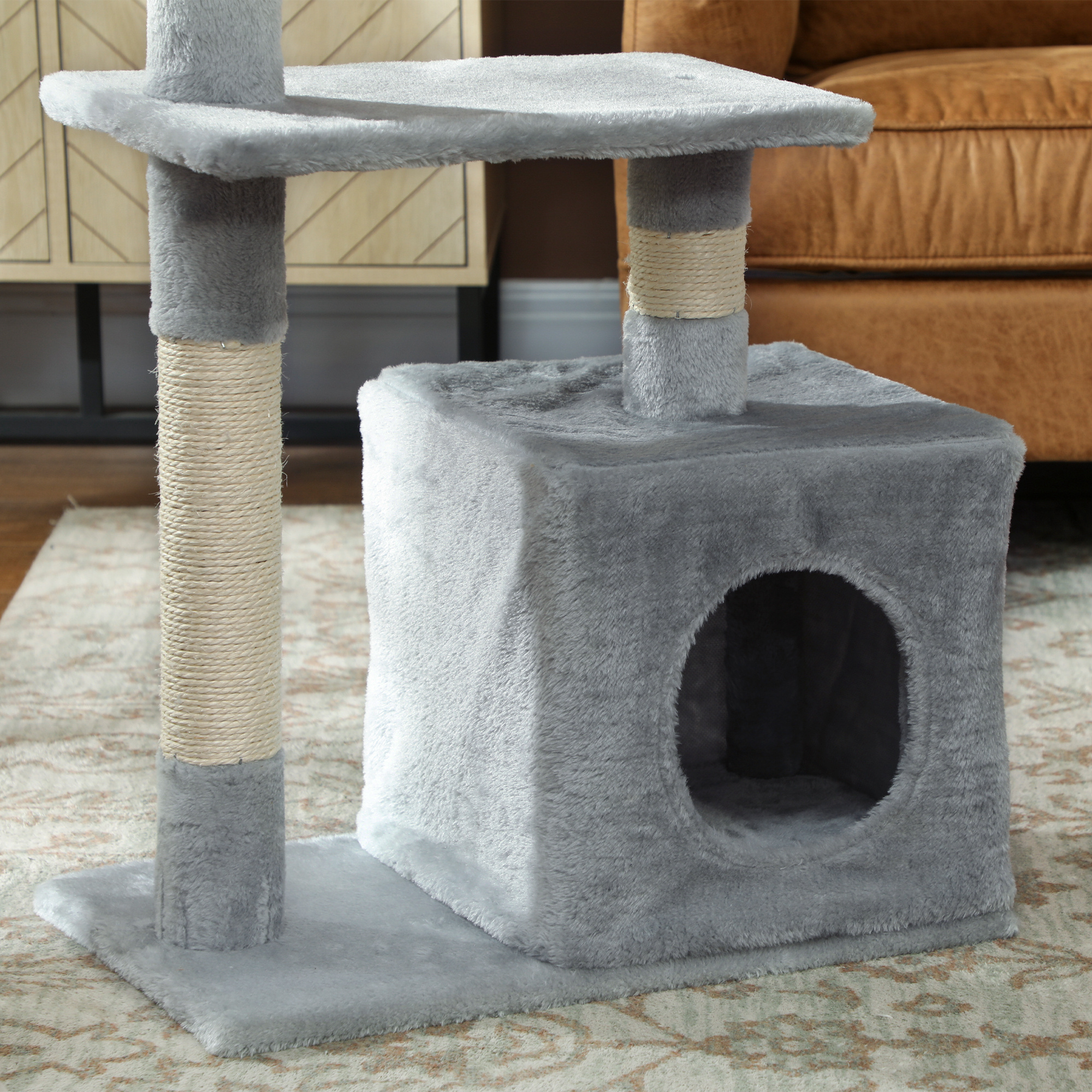 Tiragraffi grigio con piattaforma, casa cubo e pali tiragraffi in sisal.